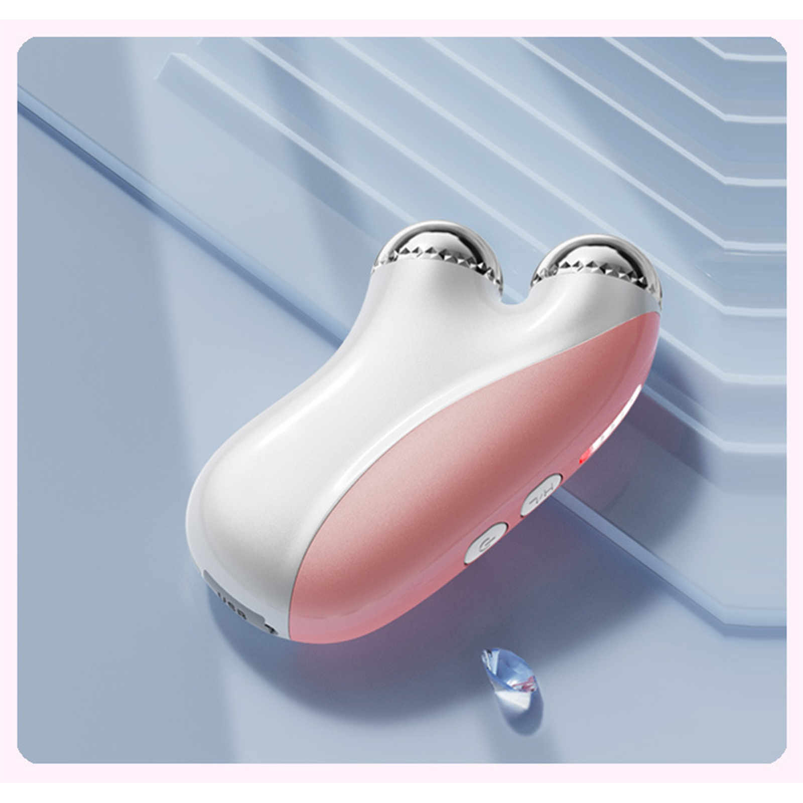 Ein weißes und rosa Gesichts-Massagegerät liegt auf einer blauen Oberfläche.