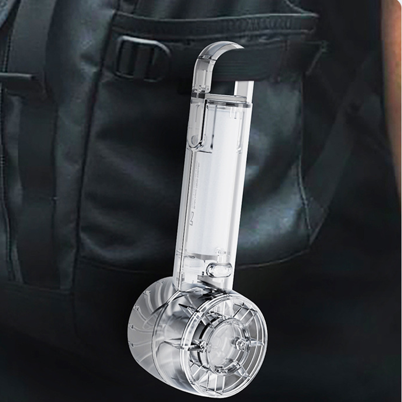 Durchsichtiges Kunststoffgerät an einem Riemen eines Rucksacks befestigt.