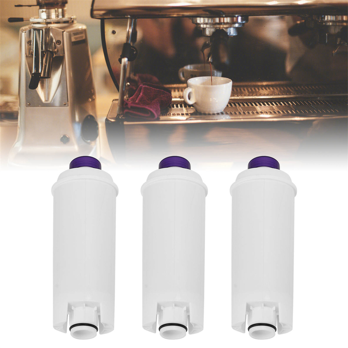 Drei weiße zylindrische Wasserfilter mit violetten Deckeln. Der Hintergrund umfasst eine Espressomaschine und Kaffeeartikel.