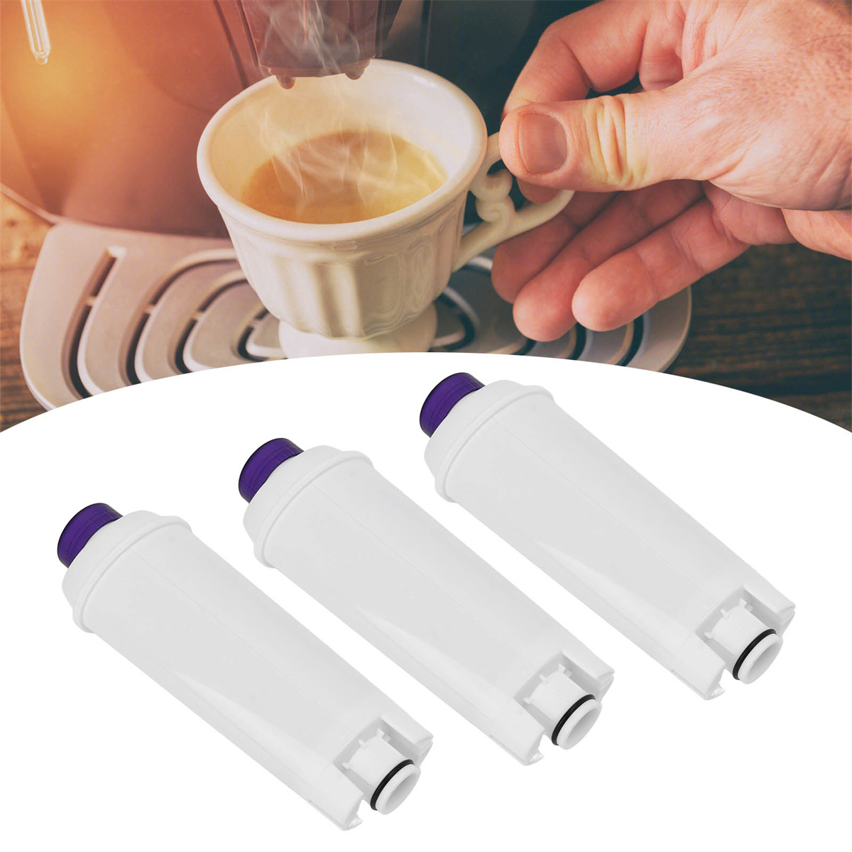 Drei weiße Wasserfilter für Kaffeemaschinen mit violetten Deckeln. Eine Hand hält eine Kaffeetasse.