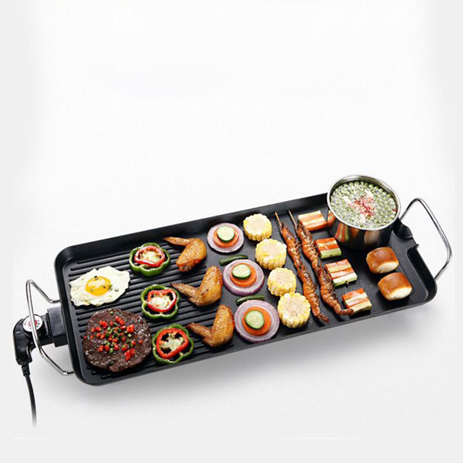 Grill mit gekochtem Essen: Ei, Paprika, Flügel, Mais, Garnelen, Zwiebeln und Frikadellen.