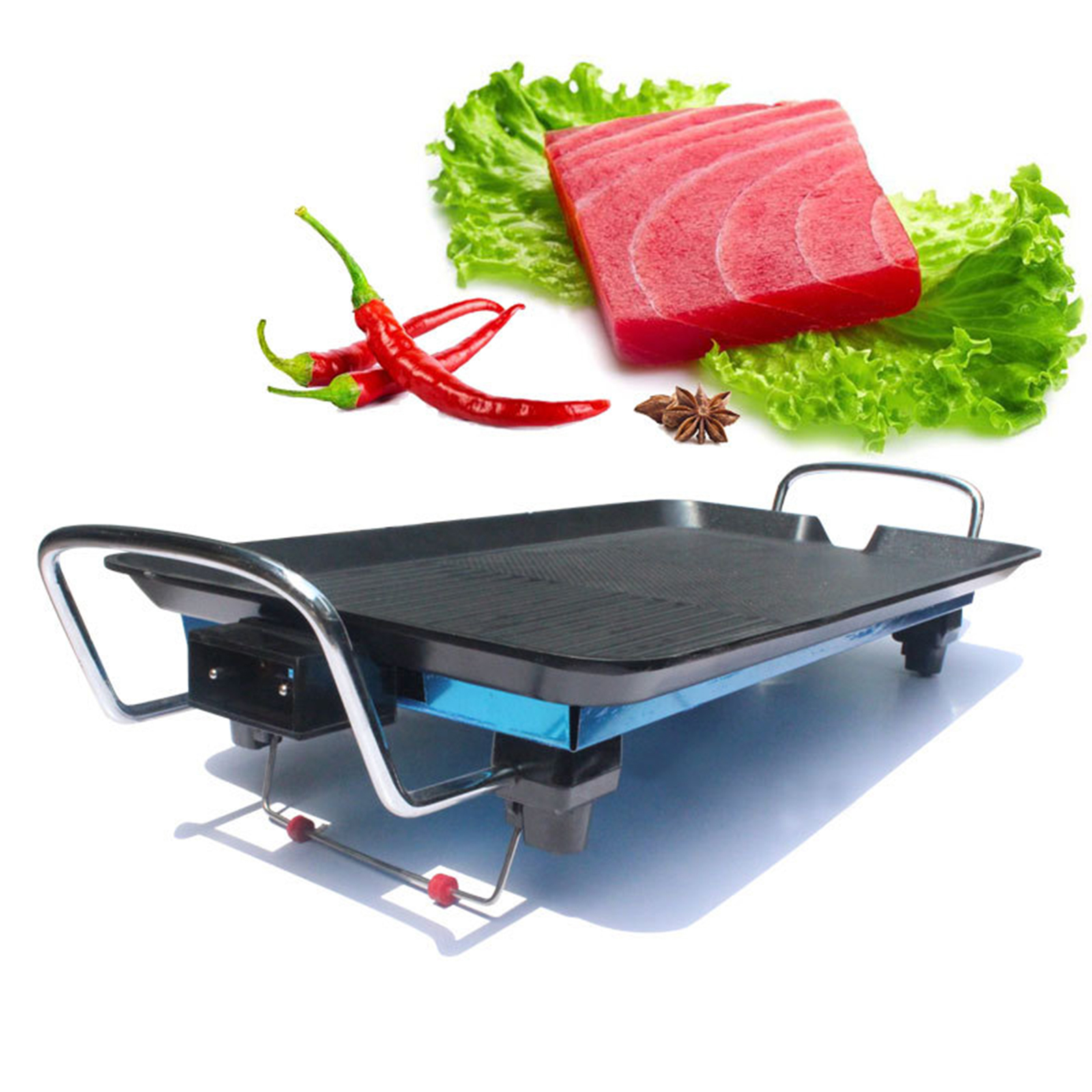 Grill mit roten Chilischoten, Salat und einem Stück rohem roten Thunfisch. Weißer Hintergrund.