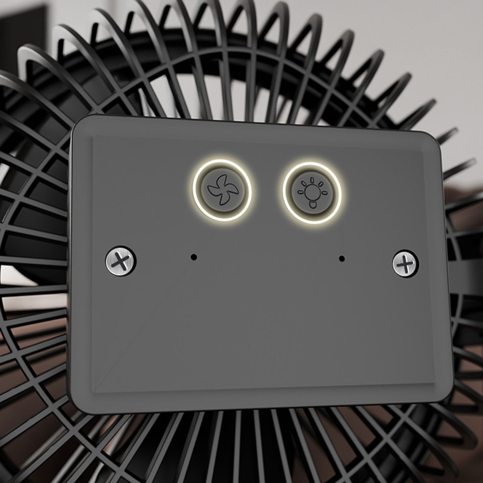 Schwarzer Ventilator mit beleuchteten Tasten. Die Tasten haben Lüfter- und Lichtsymbole.