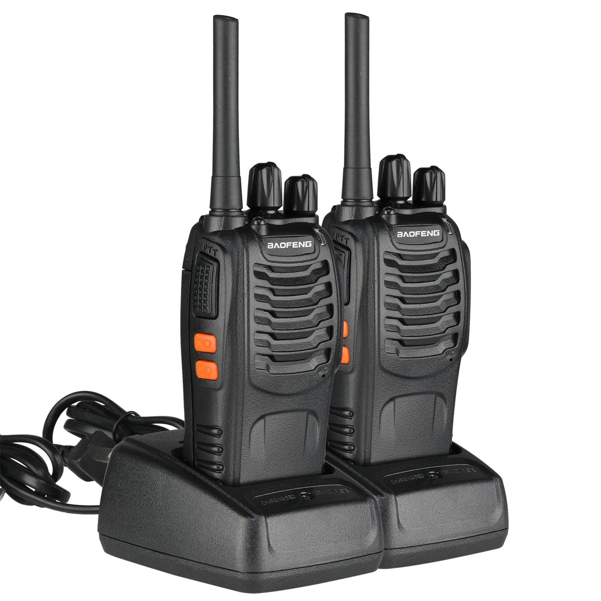 Zwei schwarze Walkie-Talkies auf einer Ladestation. Sie haben orangefarbene Knöpfe und Antennen.