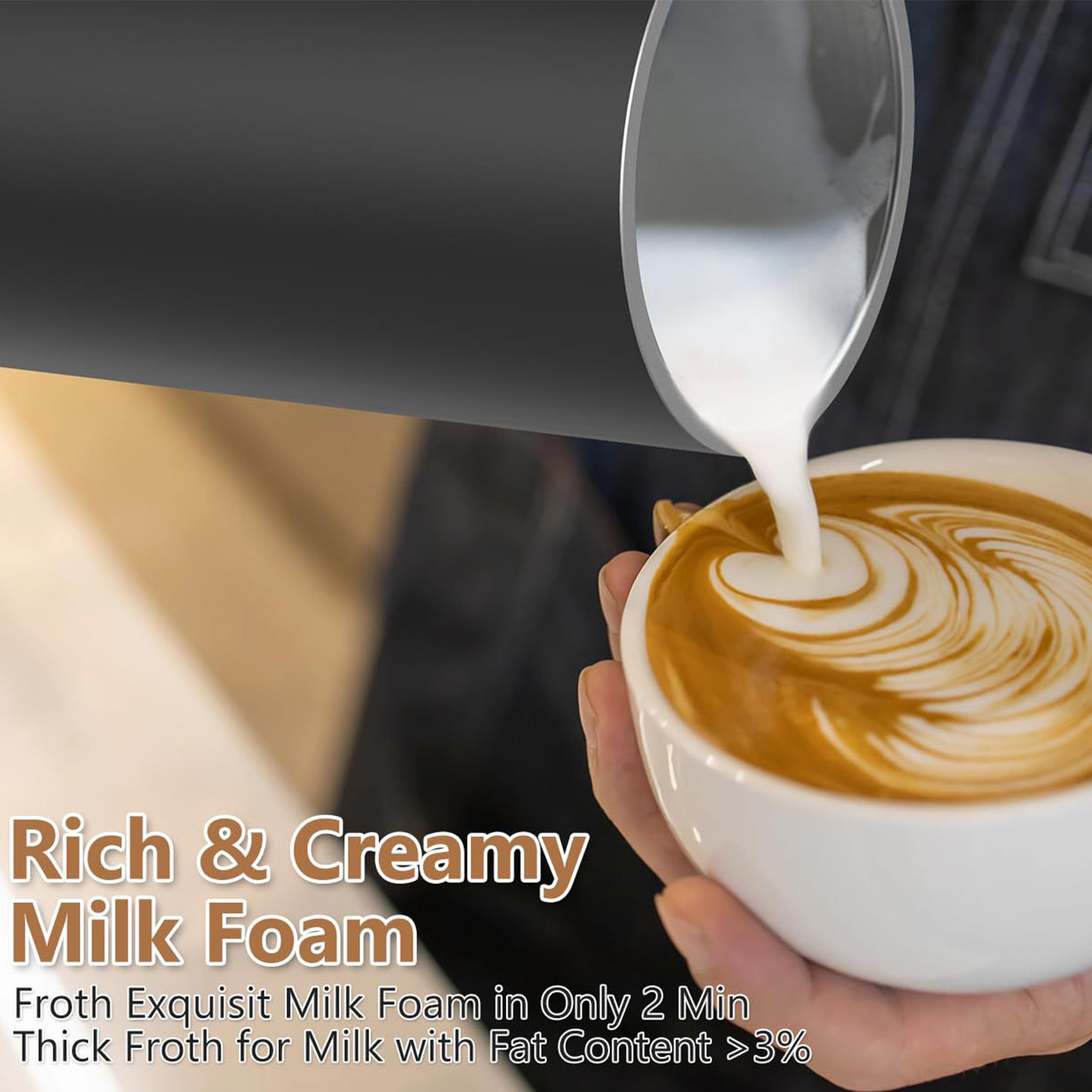 Eine Person gießt Milch in eine Tasse Kaffee und kreiert Latte Art. Die Tasse ist weiß, der Schaum dick.