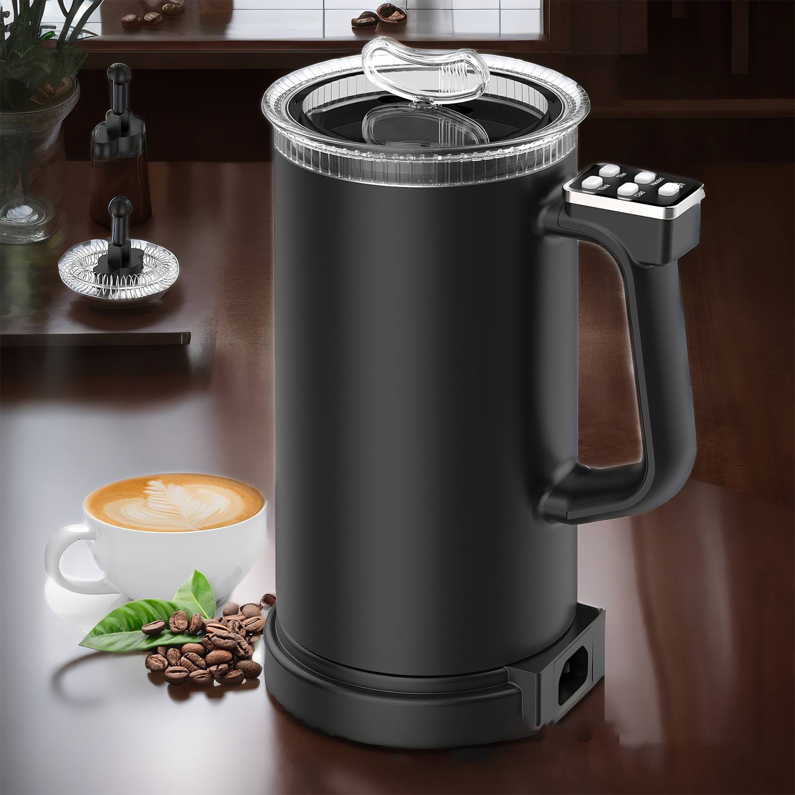 Schwarzer Milchaufschäumer mit einer weißen Tasse Kaffee und Kaffeebohnen auf Holztisch.