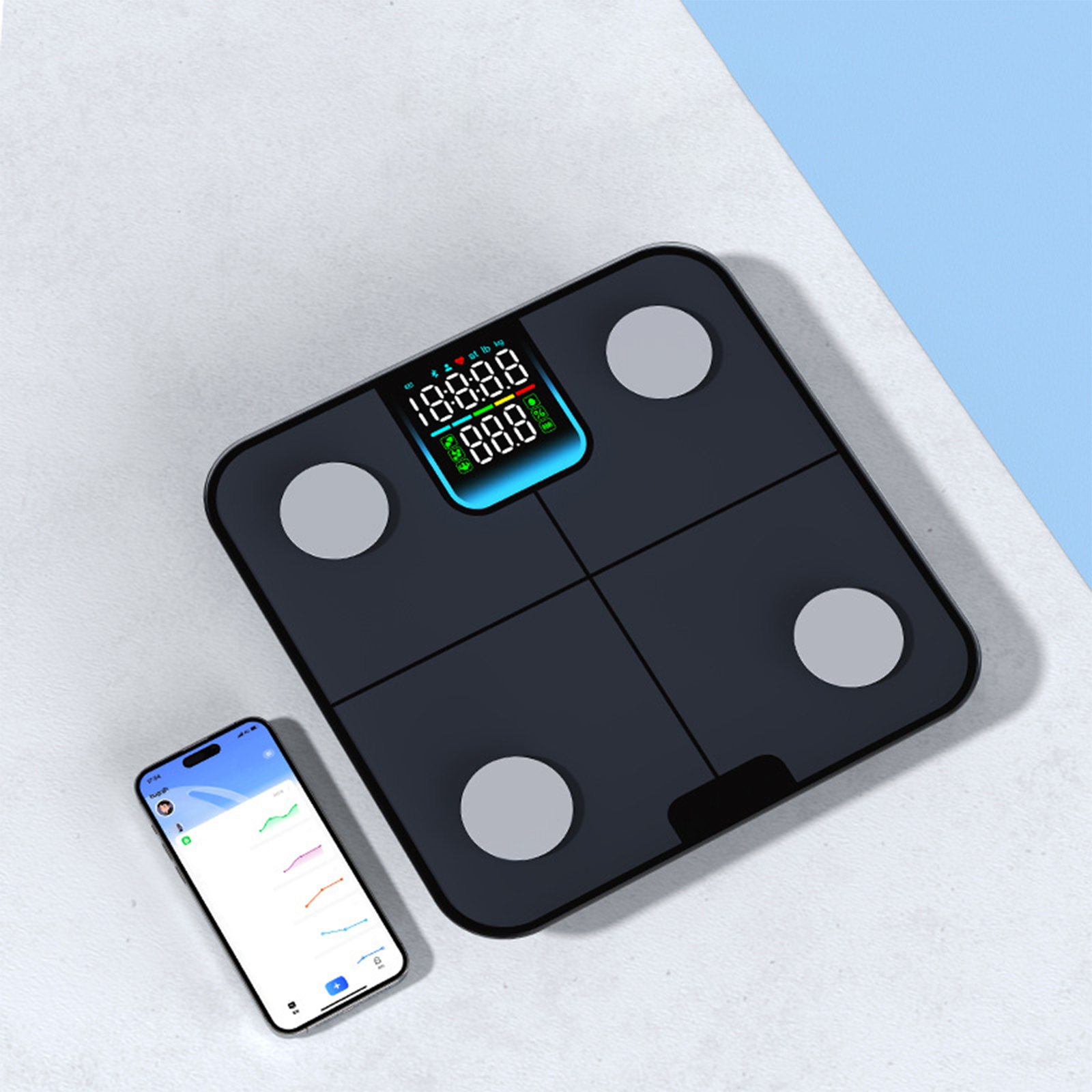 Schwarze Smart-Waage mit Telefon, das Gewichtsdaten anzeigt, auf heller Oberfläche.