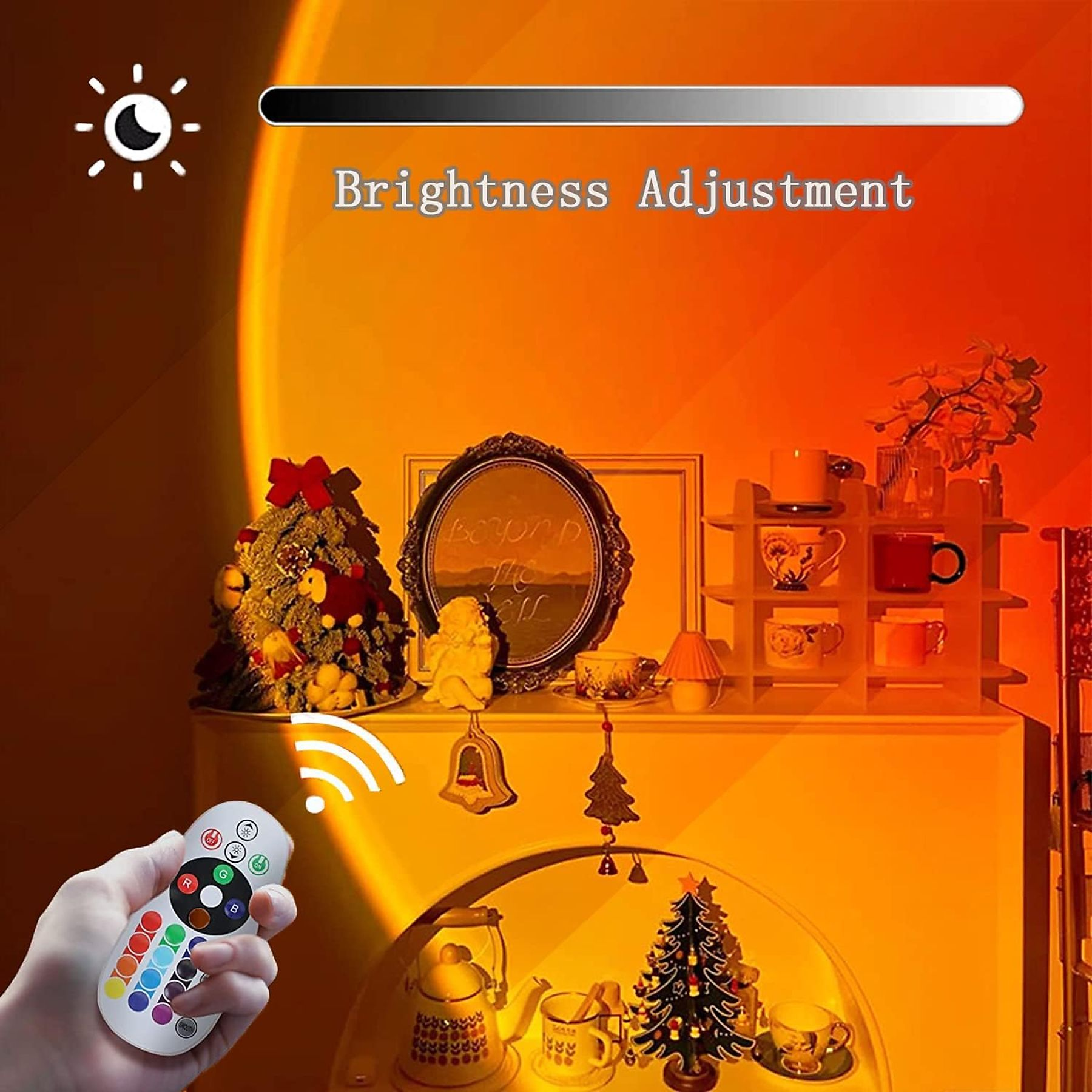 Eine Hand hält eine Fernbedienung, das Bild ist mit orangefarbenem Licht beleuchtet, und es gibt einen Kamin.
