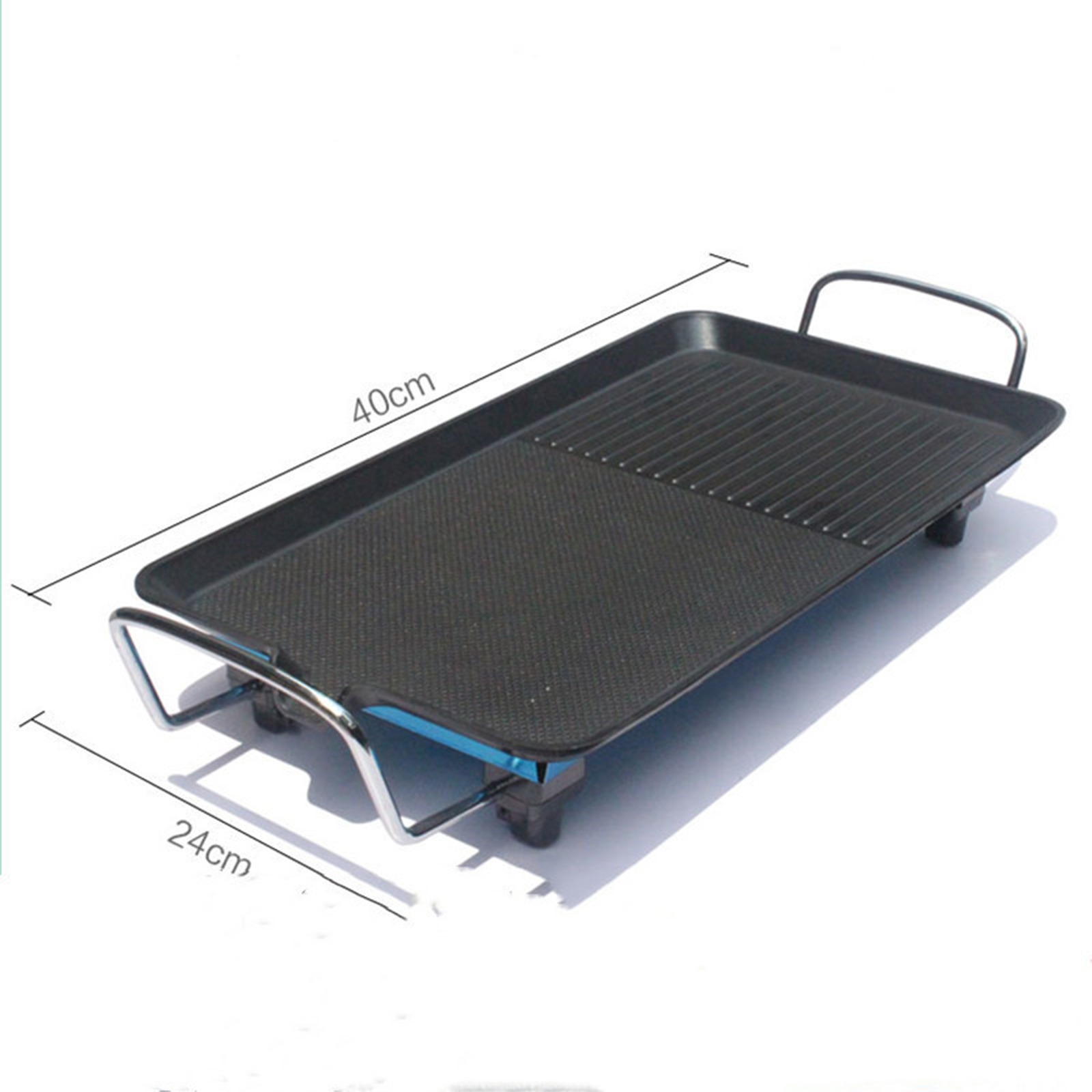 Ein schwarzer Elektrogrill mit geriffelter Kochfläche, Abmessungen 40x24cm. Silberne Beine und Griffe.