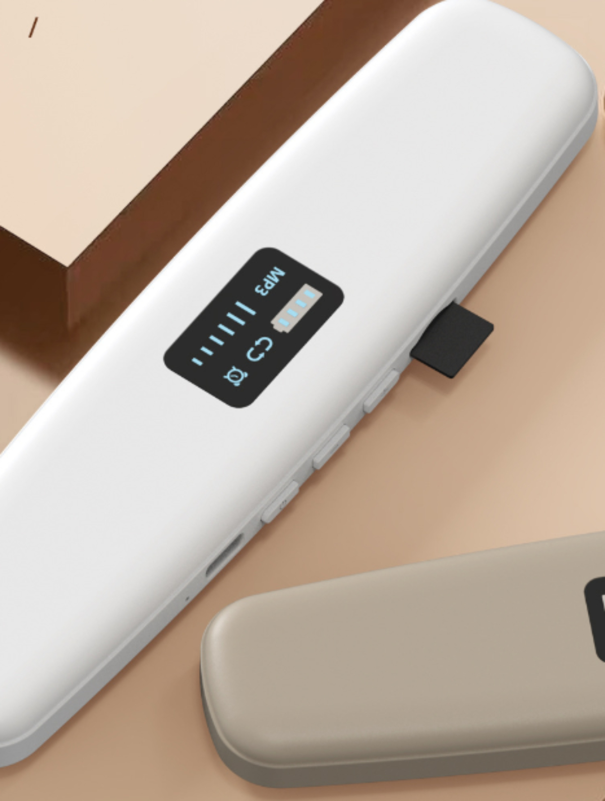 Ein weißer MP3-Player mit Bildschirm und Knöpfen. Ein anderer ist beige im Hintergrund.