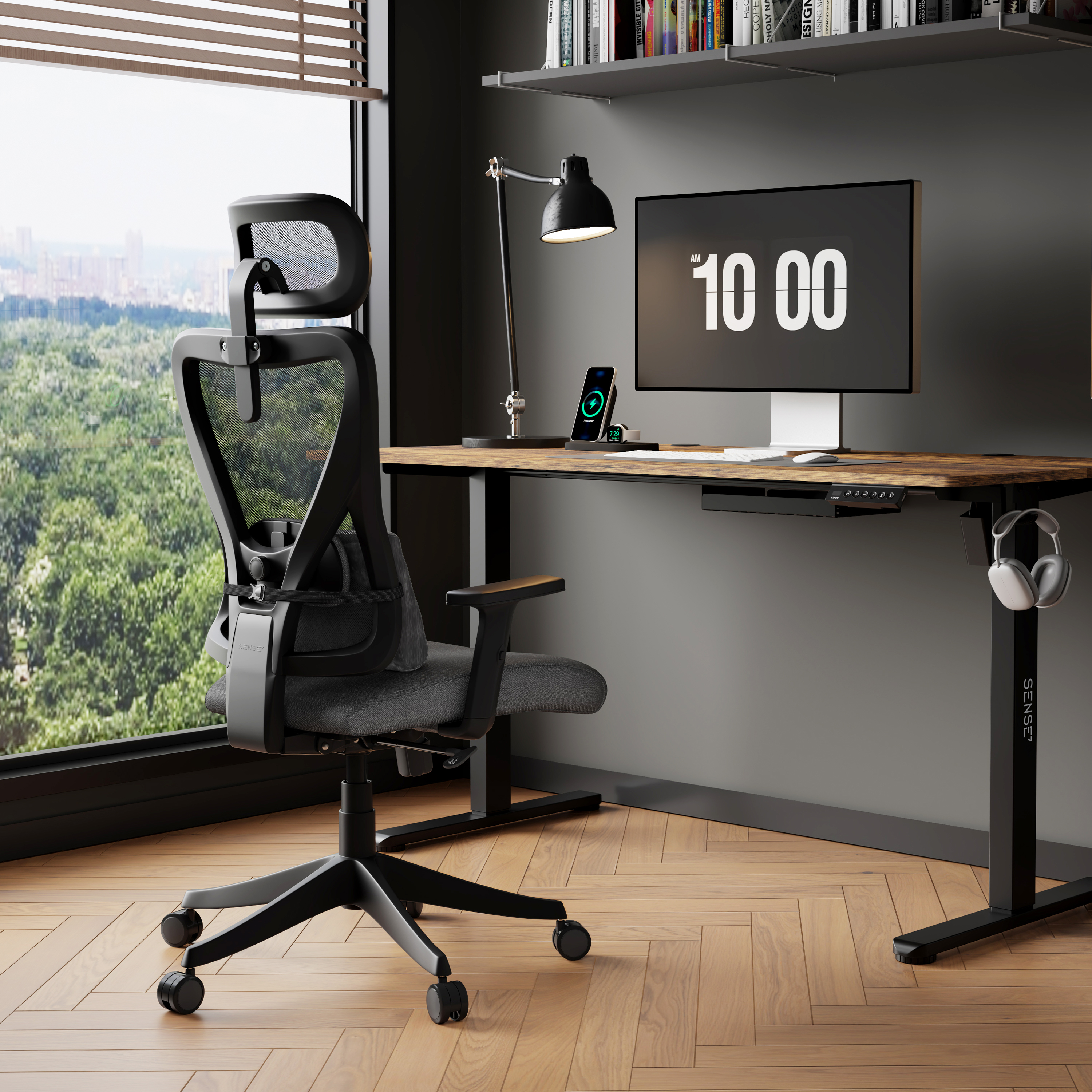 Modernes Büro mit Schreibtisch, Stuhl, Monitor und Fensterblick.