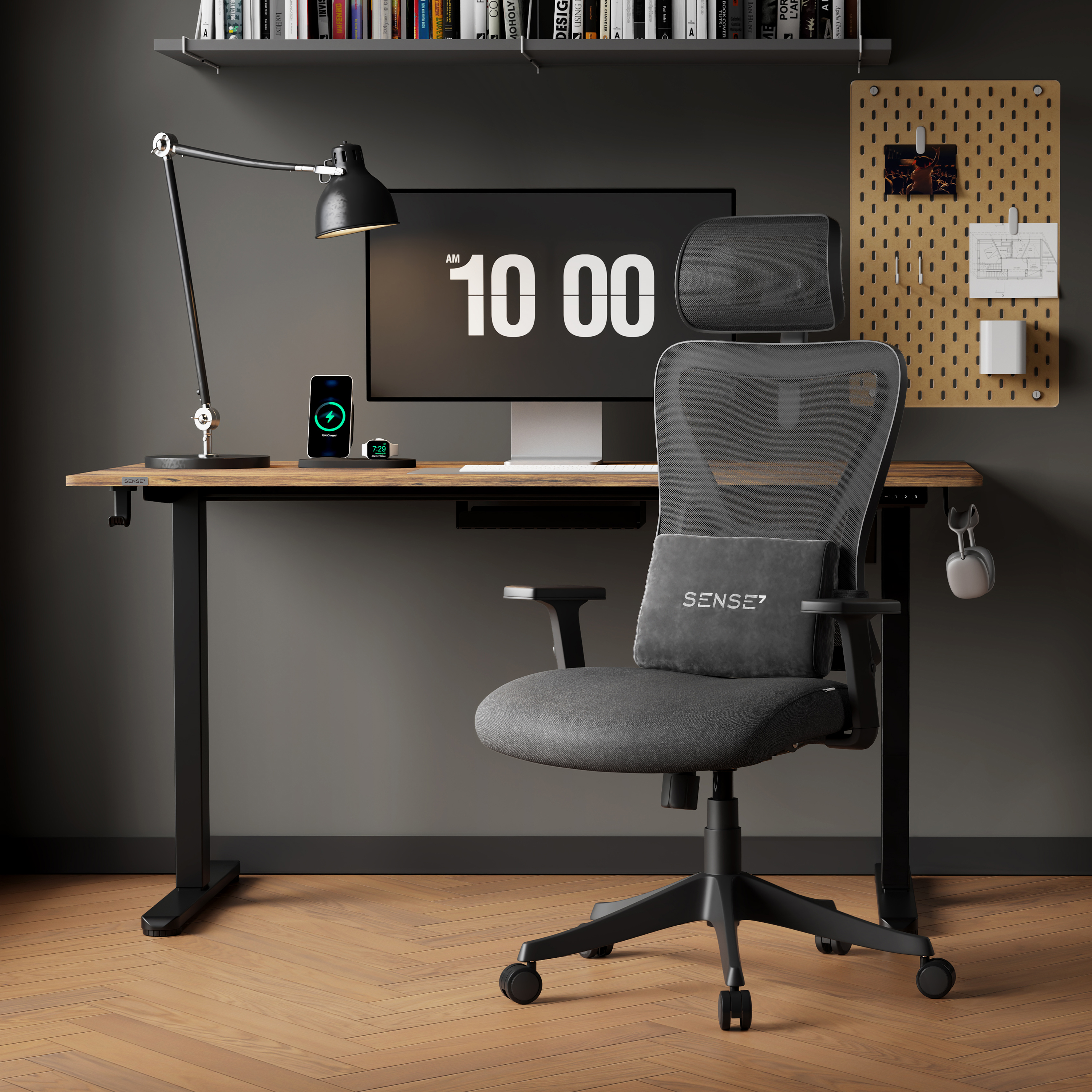 Ein moderner Bürotisch mit Computer, Schreibtischlampe und ergonomischem Stuhl. Holzboden und dunkelgraue Wand.