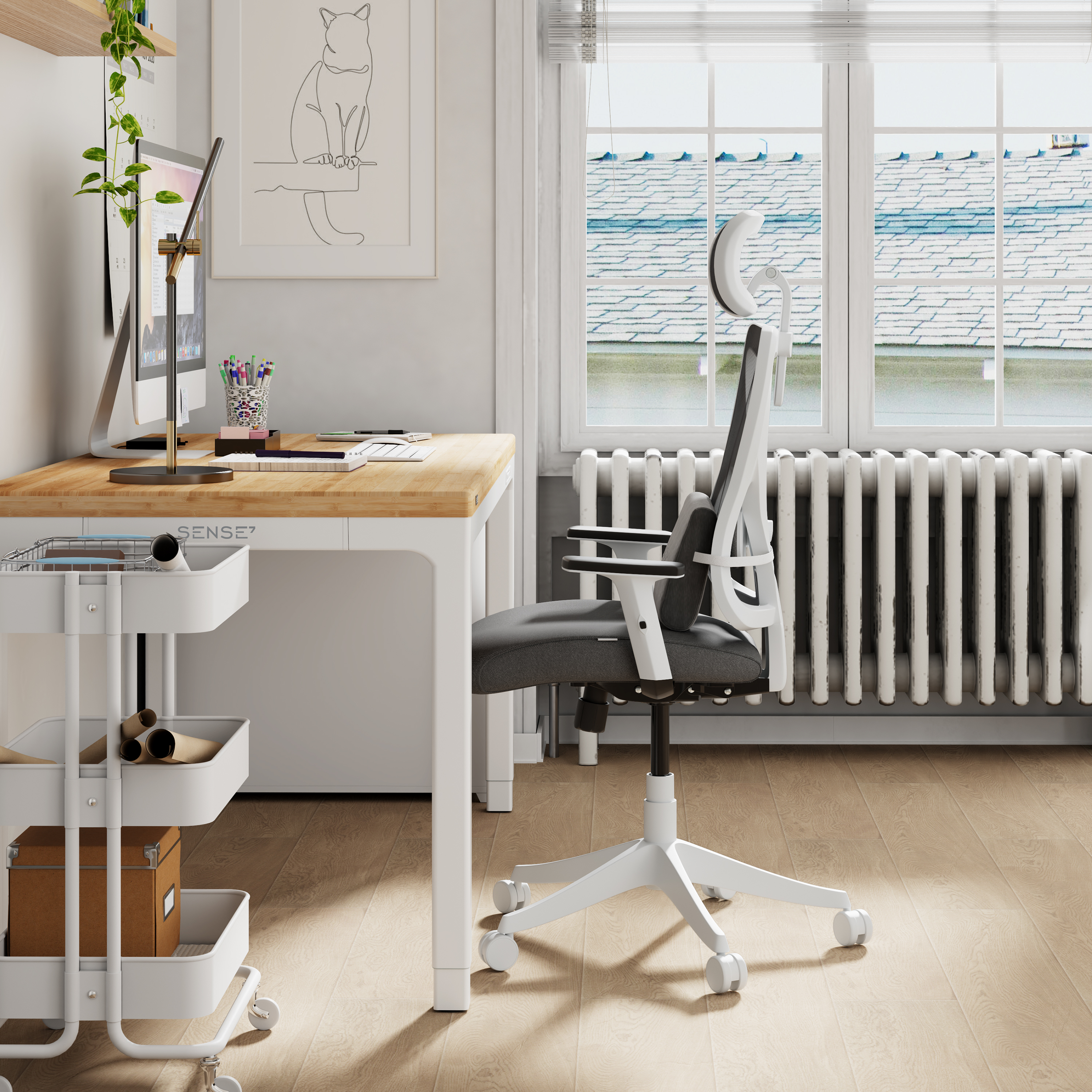 Büroeinrichtung mit Computer, Schreibtisch, Rollwagen und Fenster.