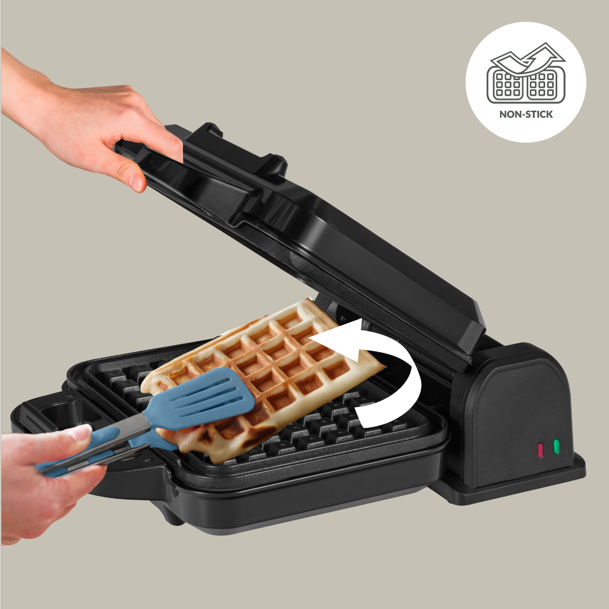 Gofrownica z gofrem w środku. Ręka używa szpatułki, aby go wyjąć. Ikona nieprzywierania.