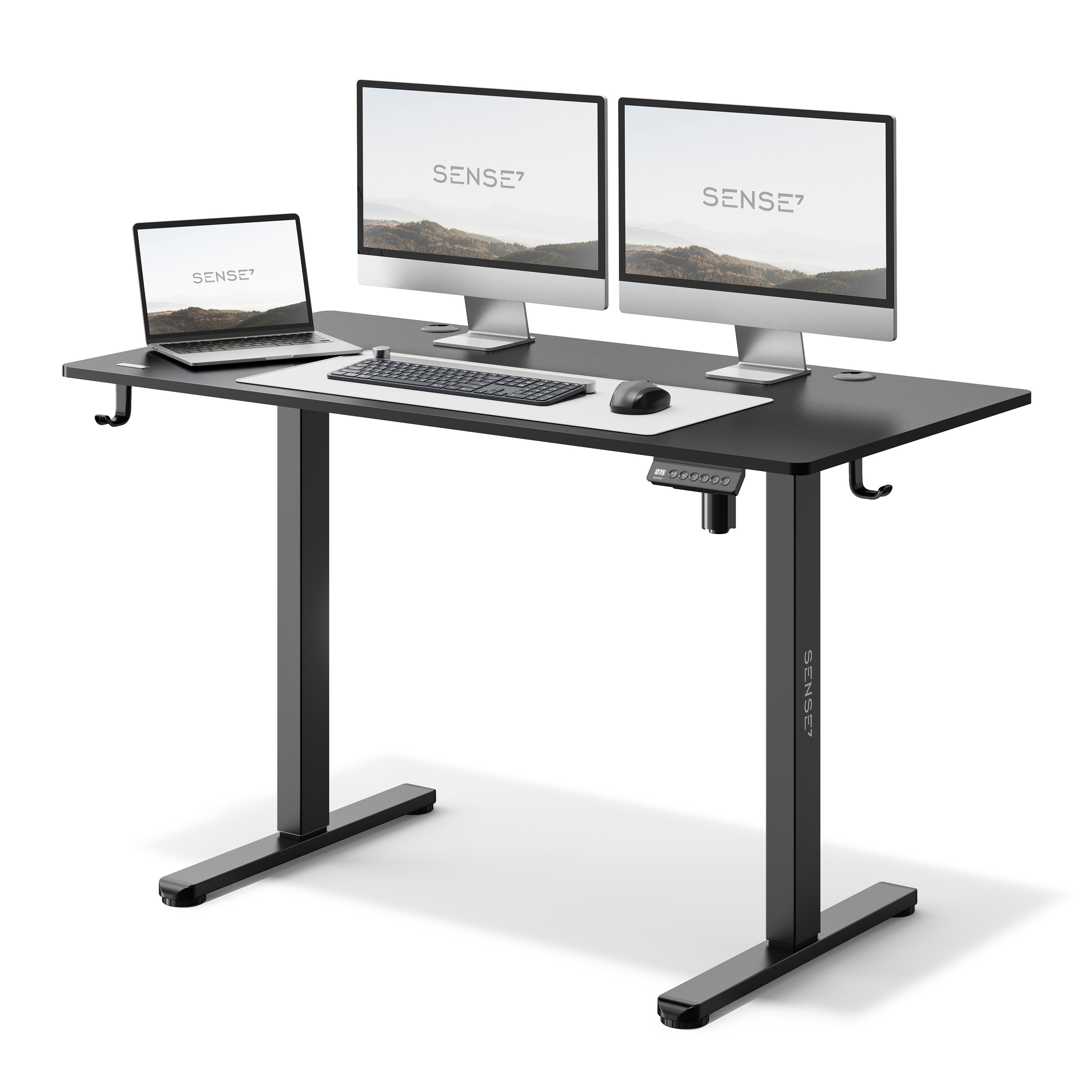 Escritorio de pie negro con dos monitores y un portátil. Altura ajustable.