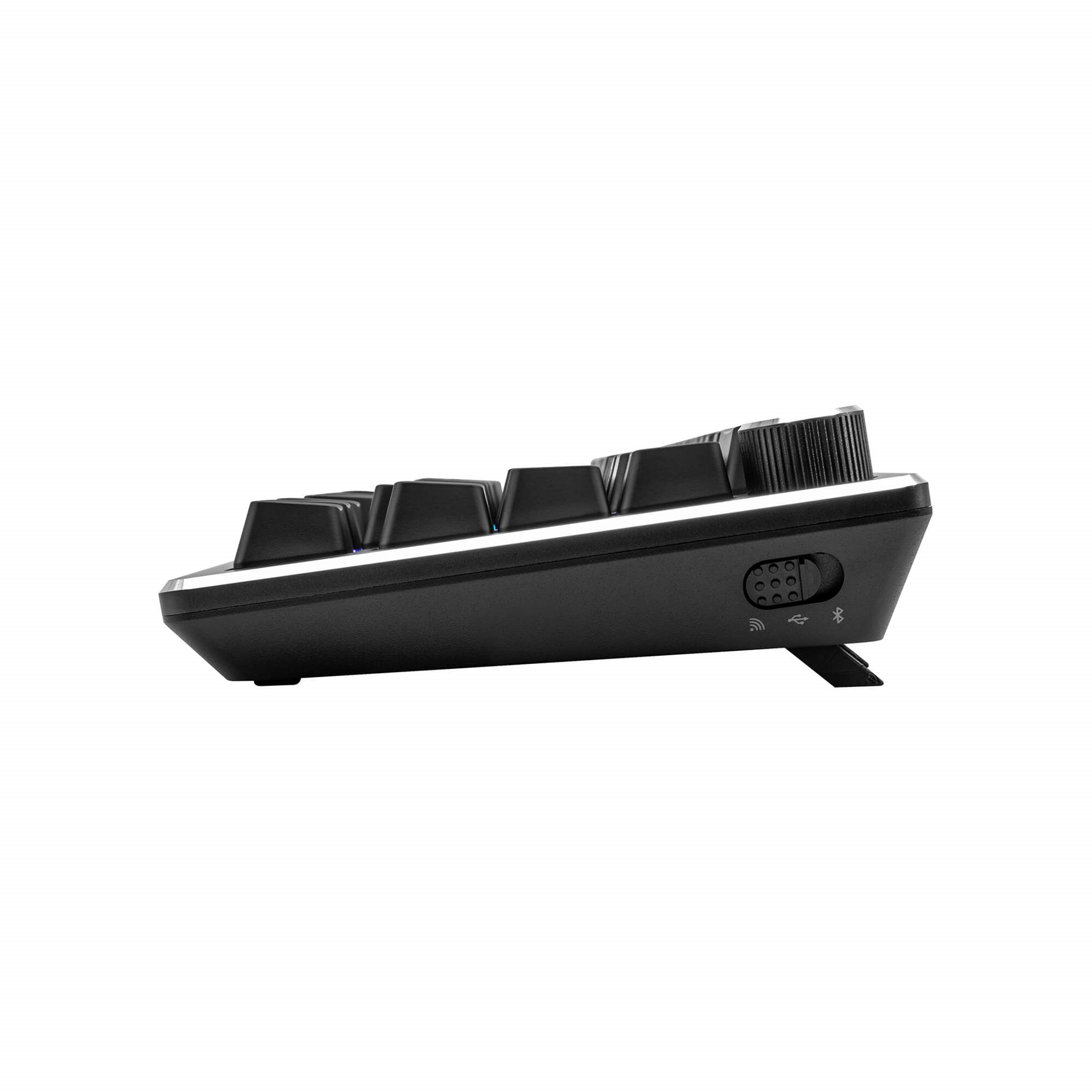 Schwarze und graue Tastatur von der Seite. Es ist auf weißem Hintergrund.
