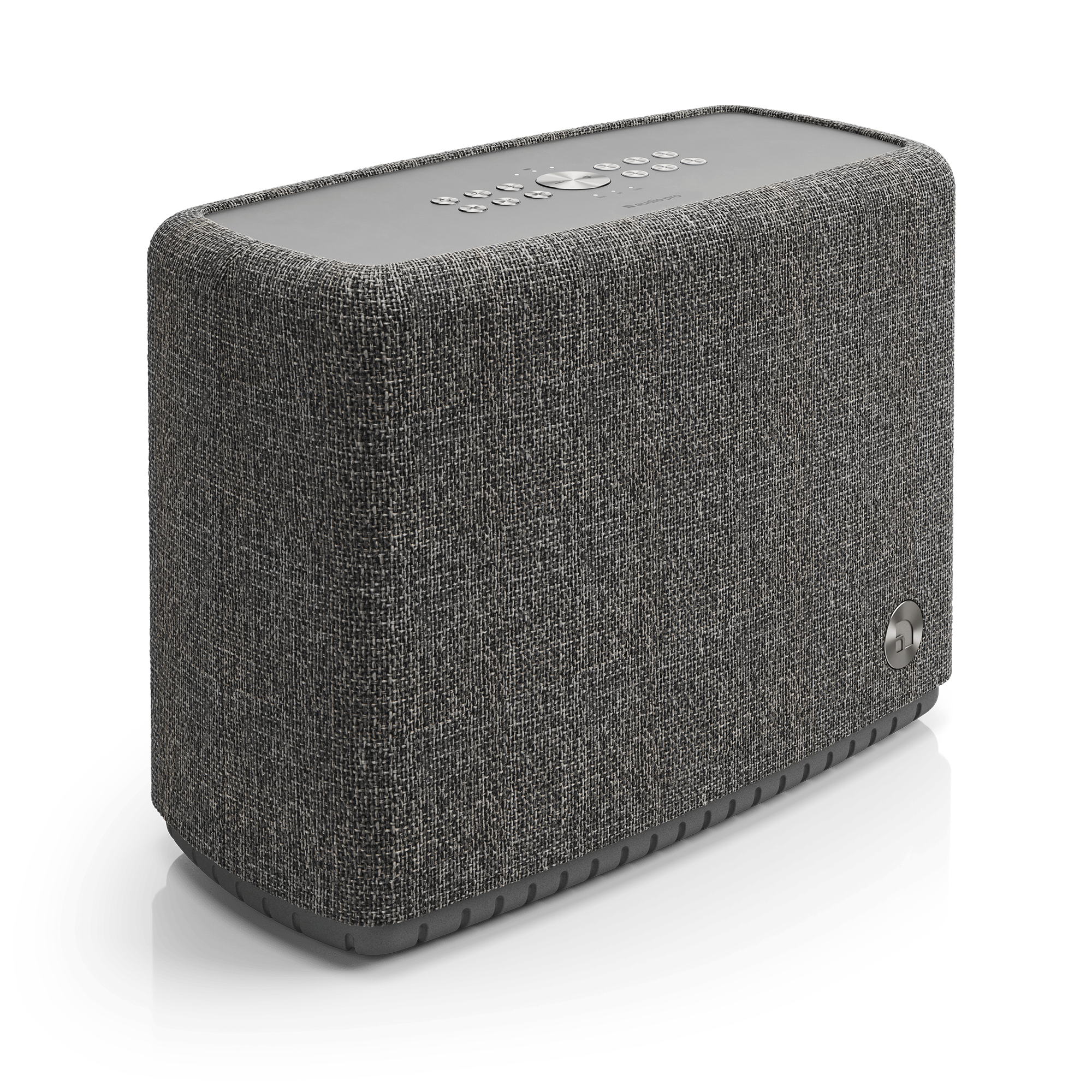 Grijze stoffen speaker met bedieningsknoppen bovenop. Donkere achtergrond.