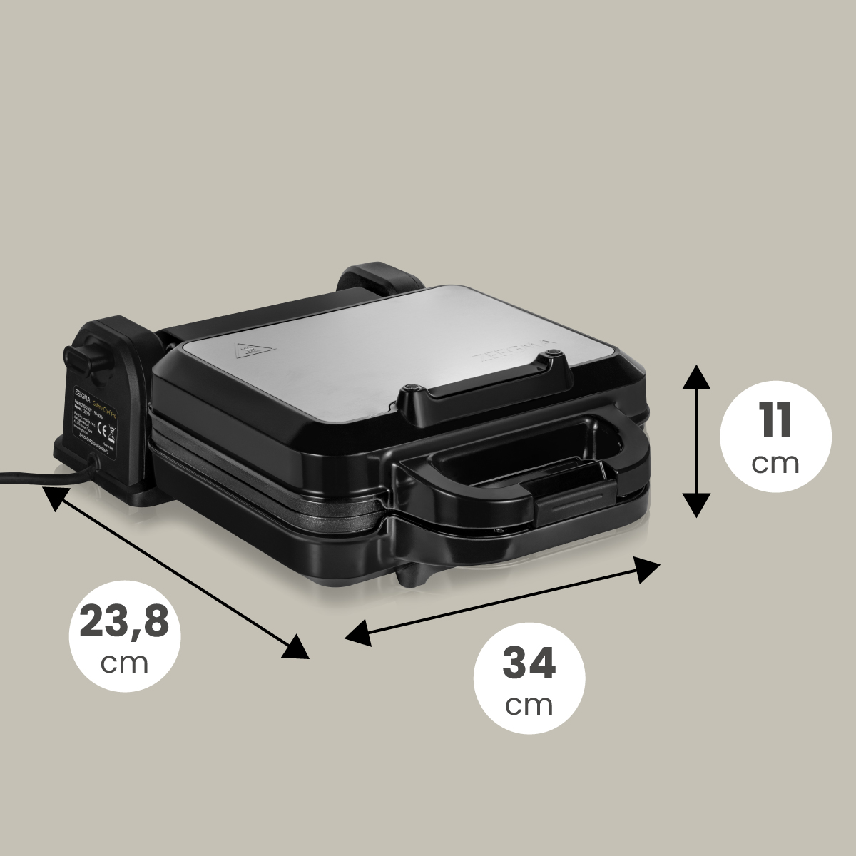 Macchina per sandwich. Nera con parte superiore argentata. Le dimensioni sono 23,8 cm, 34 cm e 11 cm.