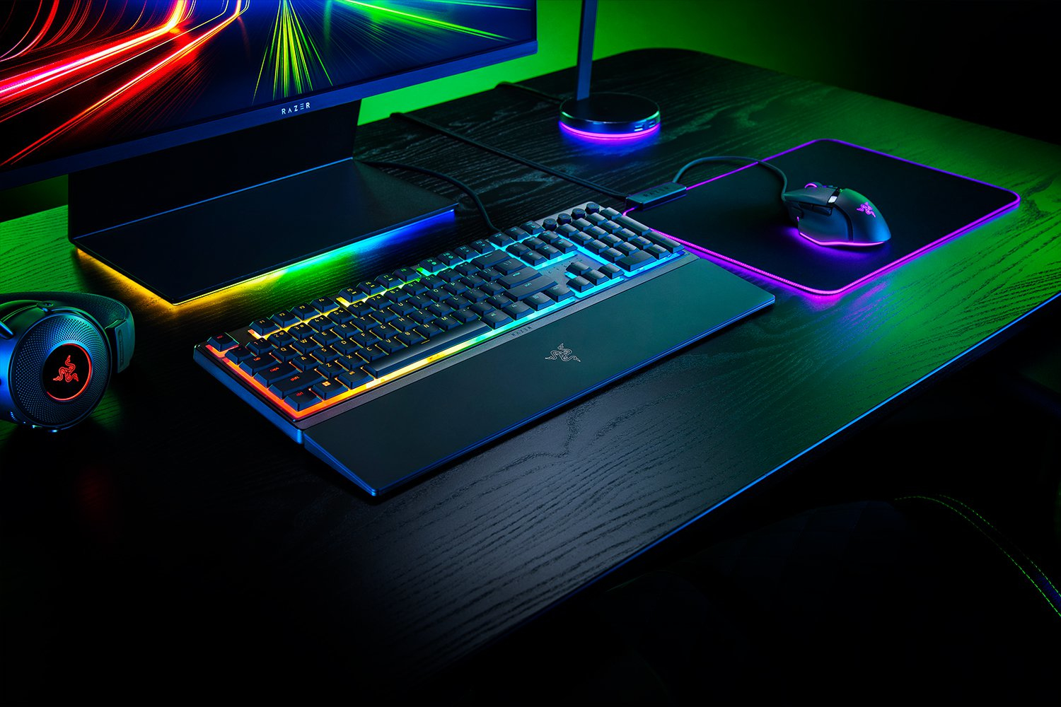 Configurazione di gioco con tastiera e mouse Razer. L'impostazione ha luci colorate.