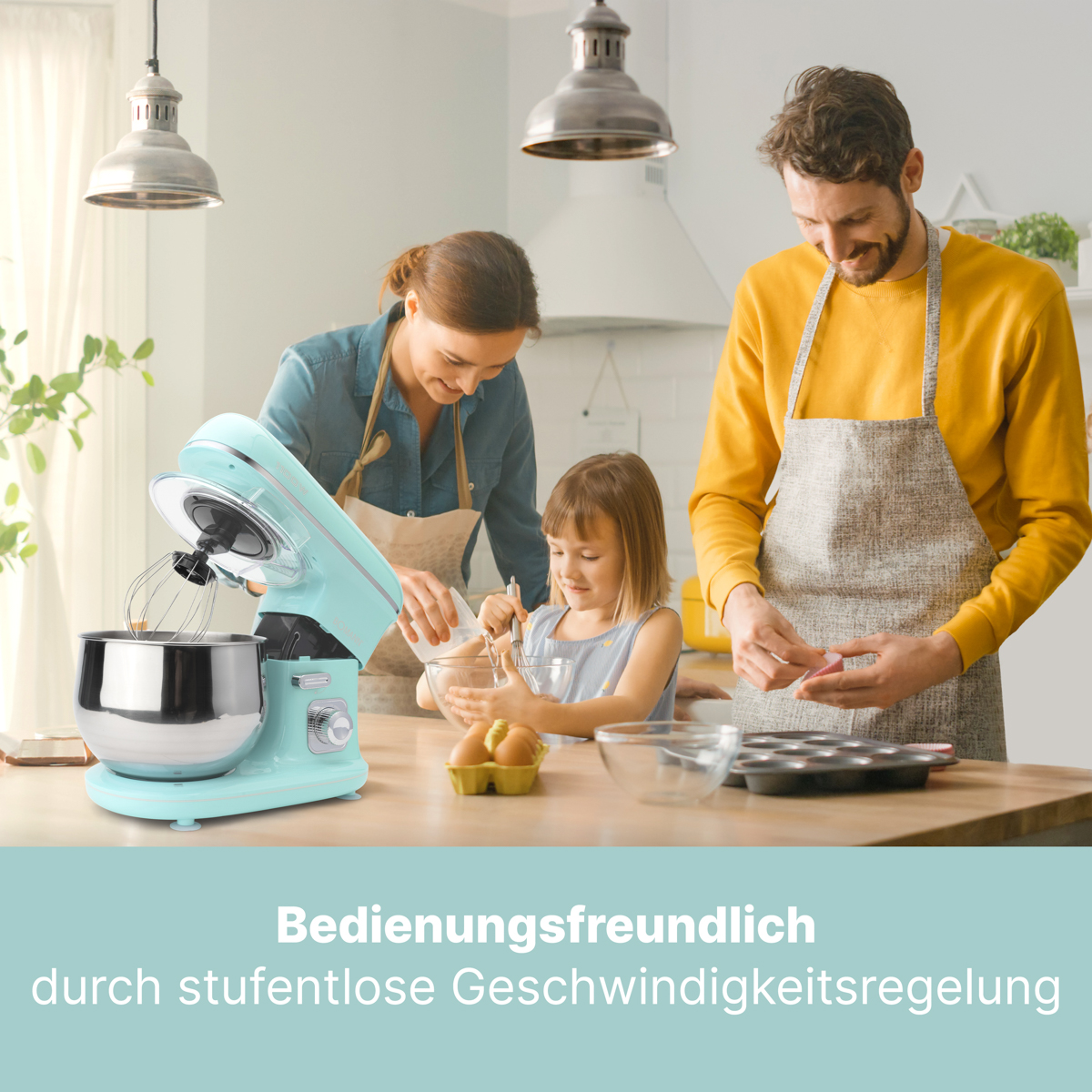 Rodzina piecze w kuchni. Turkusowy mikser na blacie. Tekst mówi 'Łatwy w użyciu z regulacją prędkości'.