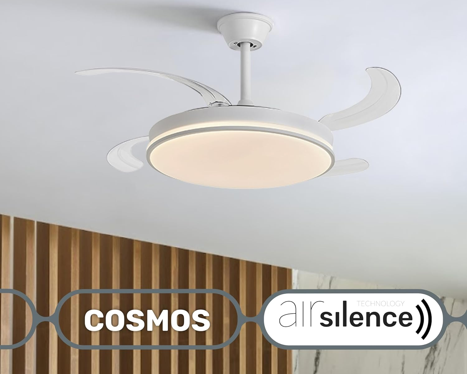 Ventilador de techo blanco con luz circular y lamas de madera.