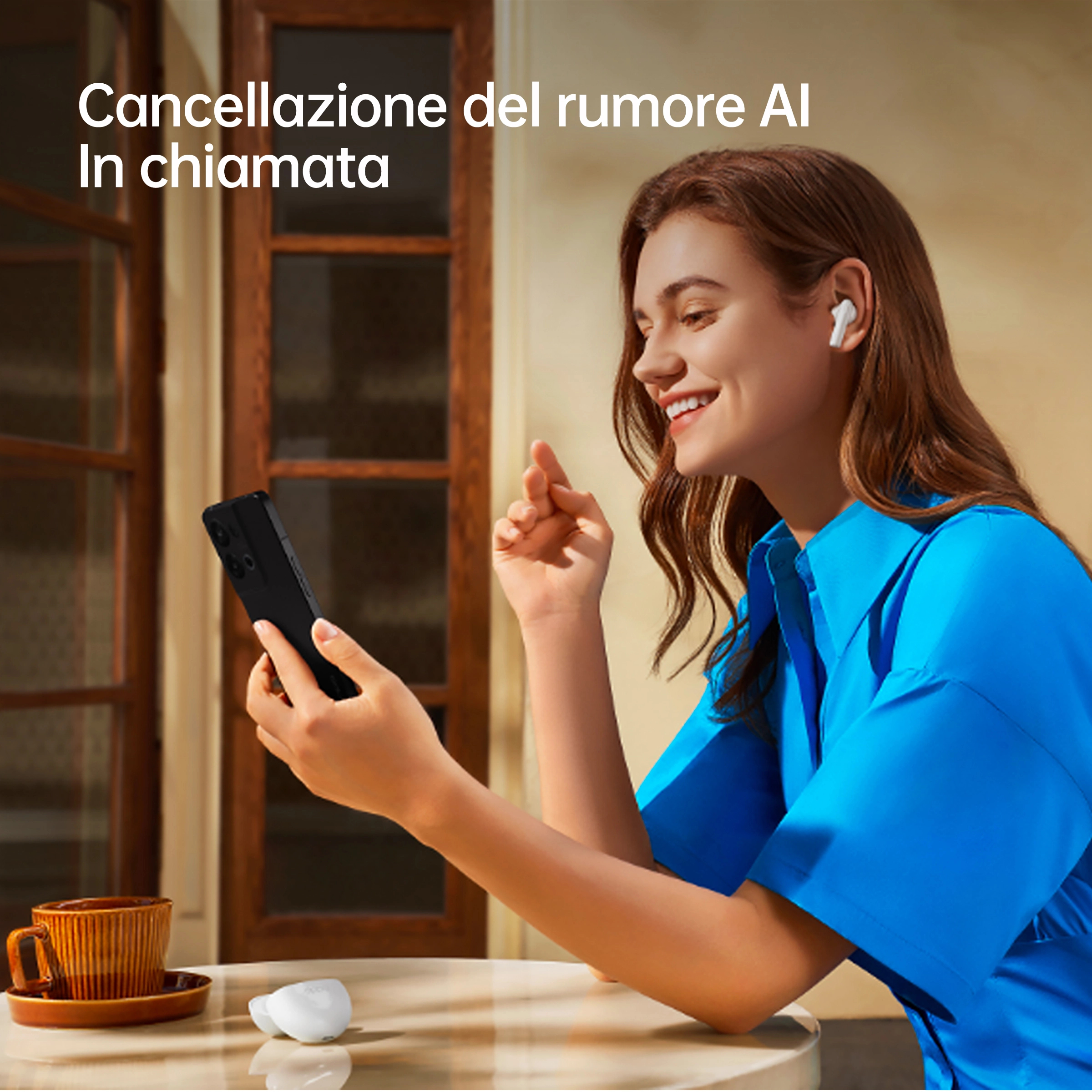 Donna con auricolari, che tiene un telefono, con testo sulla cancellazione del rumore delle chiamate AI.