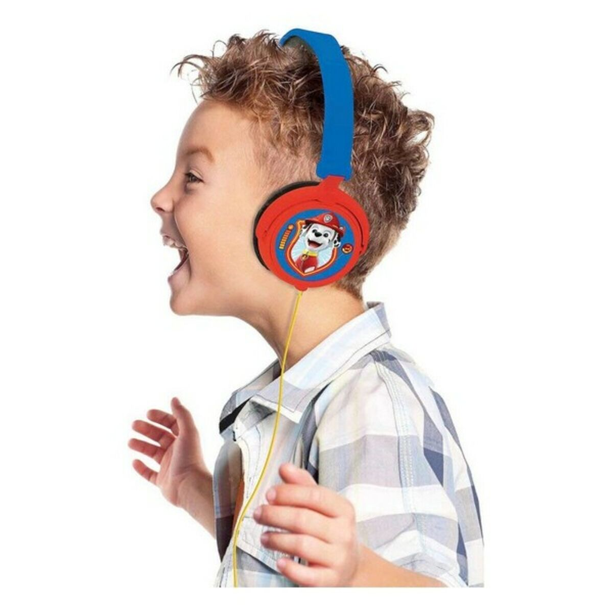 Niño con auriculares rojos de Paw Patrol, sonriendo y gritando, vista de perfil.