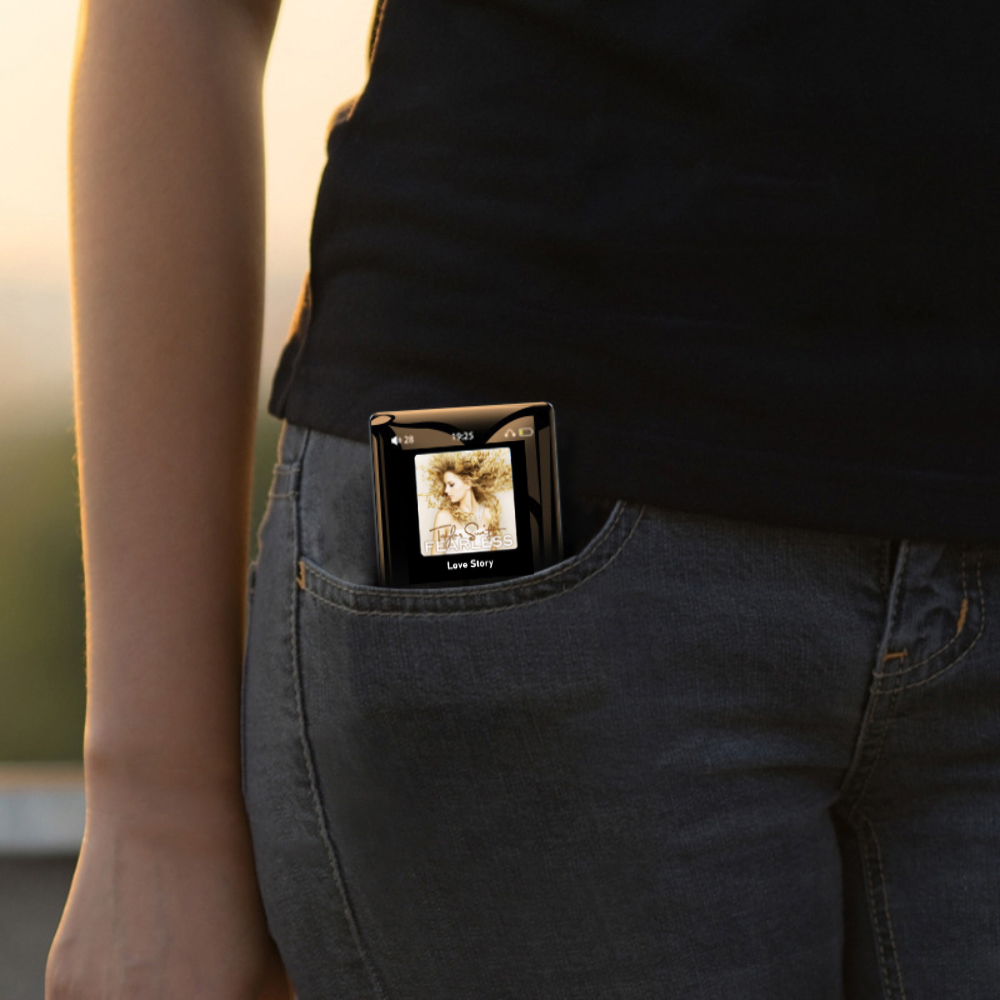 Die Tasche einer Person mit einem MP3-Player. Zeigt ein Musikalbumcover auf dem Bildschirm.