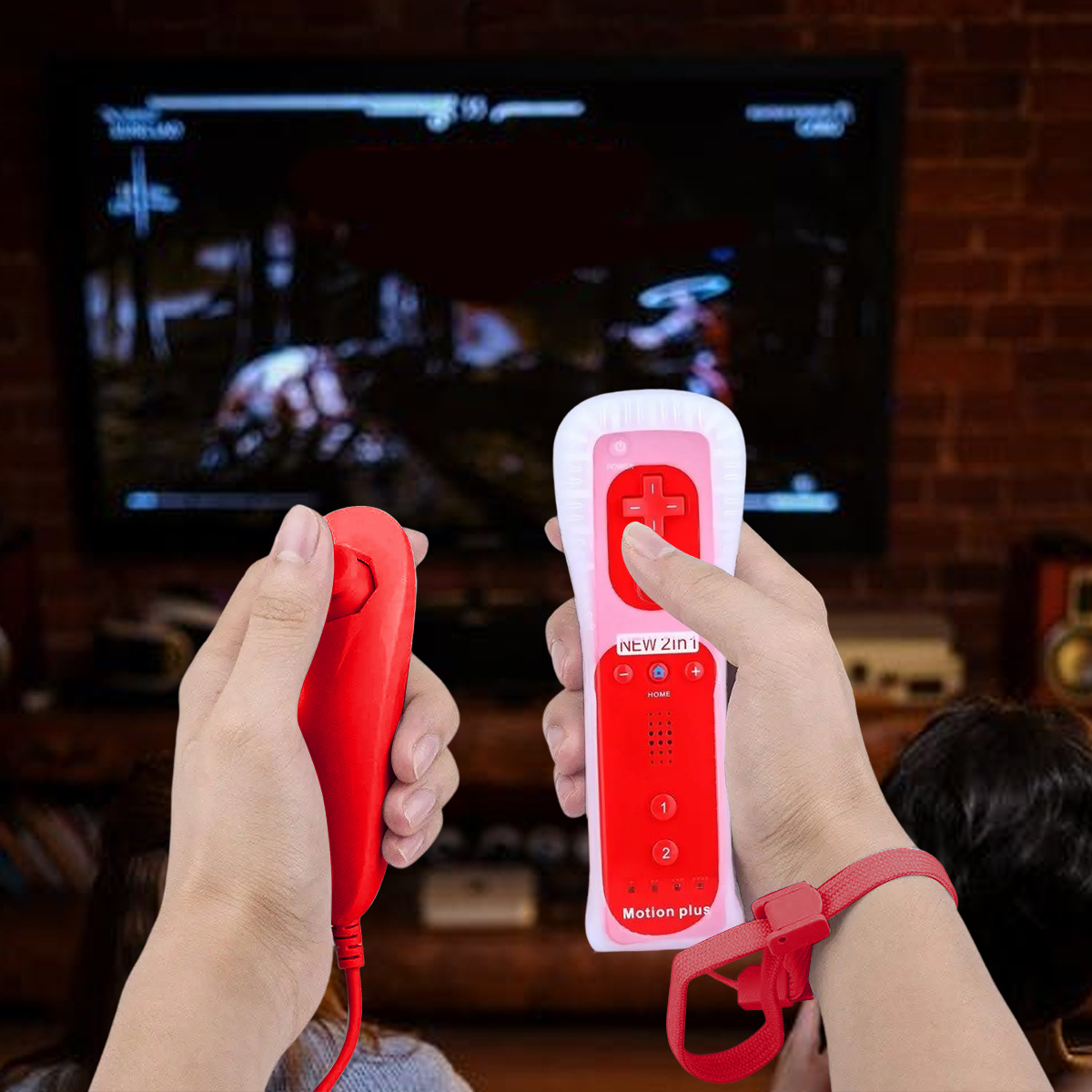 Zwei Hände halten rote Wii-Fernbedienungen und spielen ein Spiel auf einem Fernseher.