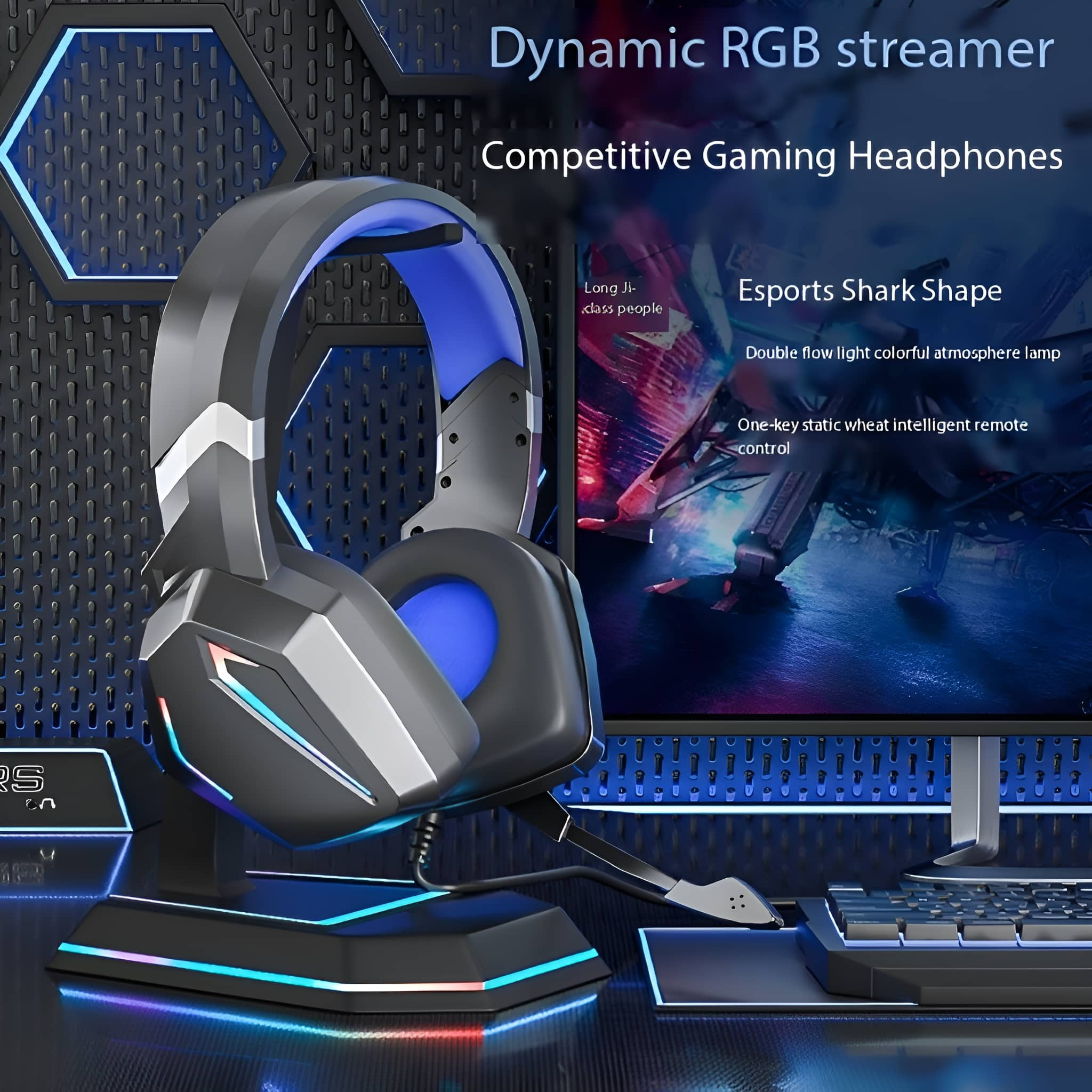 Schwarzes Gaming-Headset mit blauen Akzenten auf einem Ständer. Ein Monitor und eine Tastatur sind im Hintergrund.
