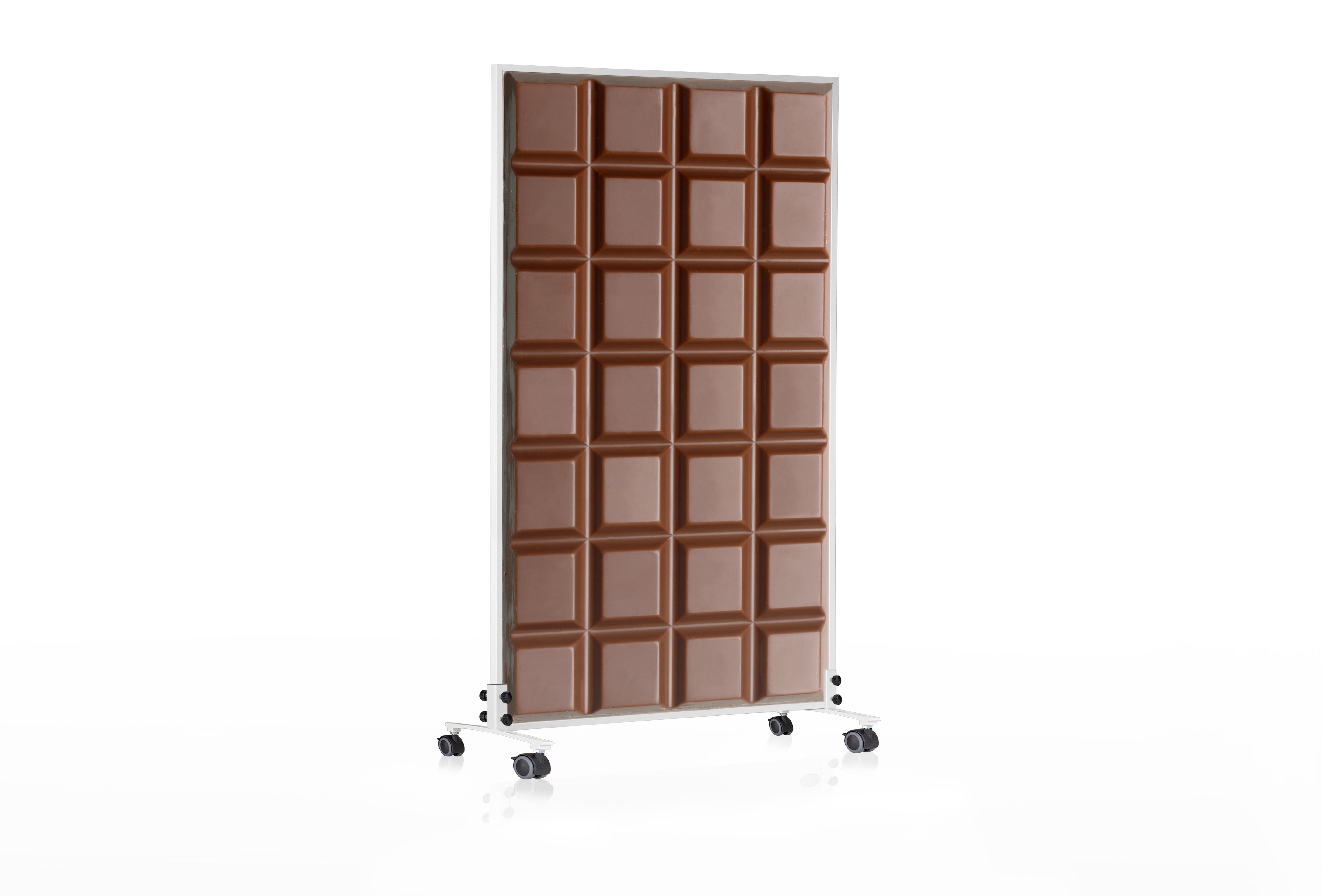 Eine braune, schokoladenriegelartige Trennwand auf einem weißen Rollständer.