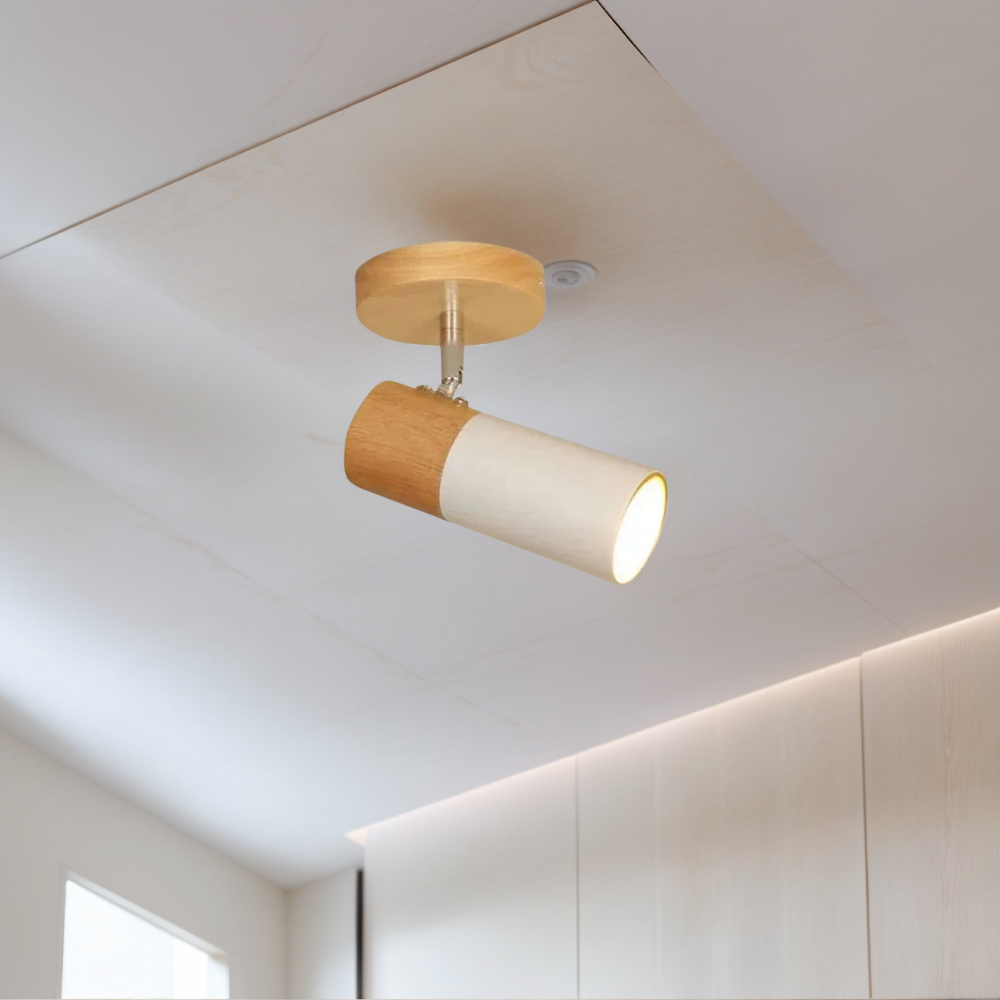Moderne weiße und Holz-Spotlight-Leuchte an einer weißen Decke montiert.