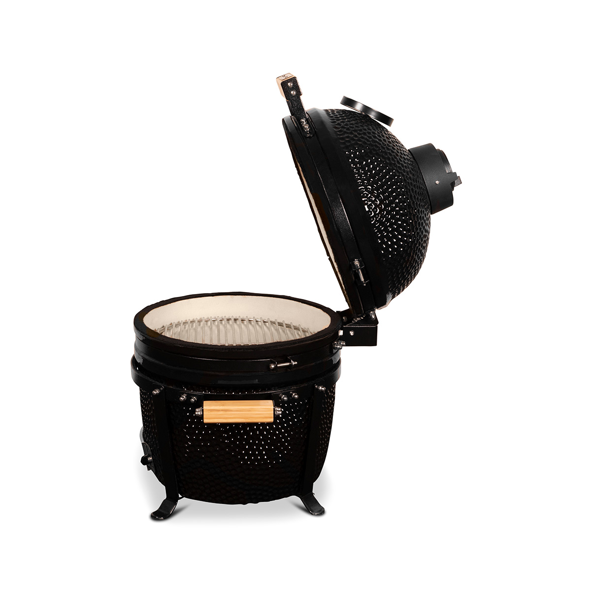 Zwarte grill met open deksel, houten handvat en een witte achtergrond.