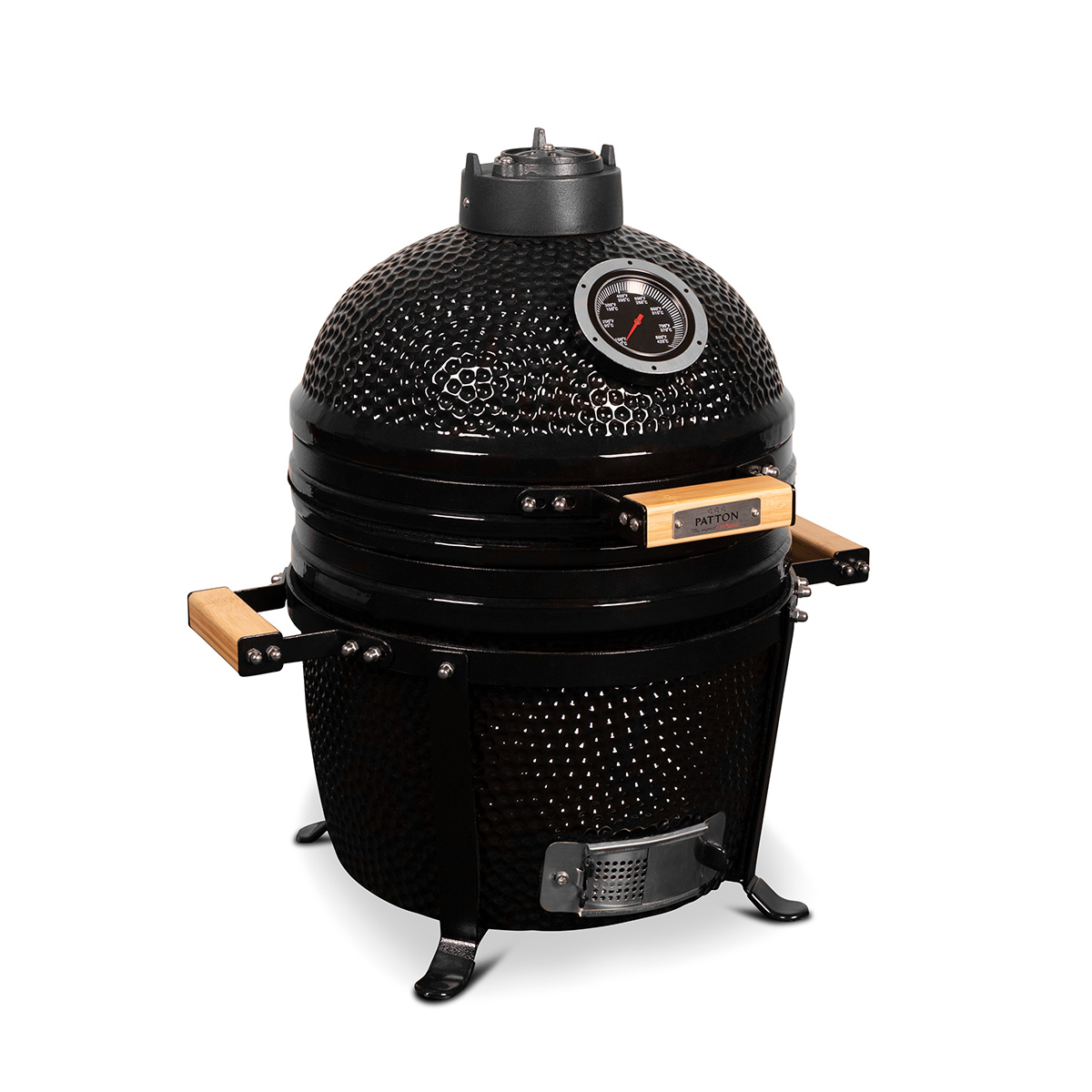 Zwarte keramische grill met deksel en temperatuurmeter. Het heeft houten handvatten en staat op wit.