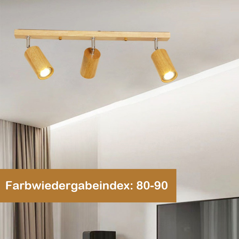 Deckenleuchte mit drei Holzspots. Weiße Decke, Holzbalken und Spots mit beleuchteten Glühbirnen.