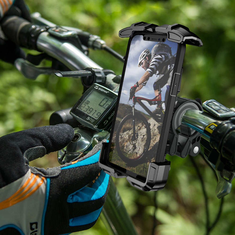 Eine schwarze Telefonhalterung an einem Fahrradlenker, die ein Telefon hält, das einen Radfahrer auf einem Trail anzeigt.