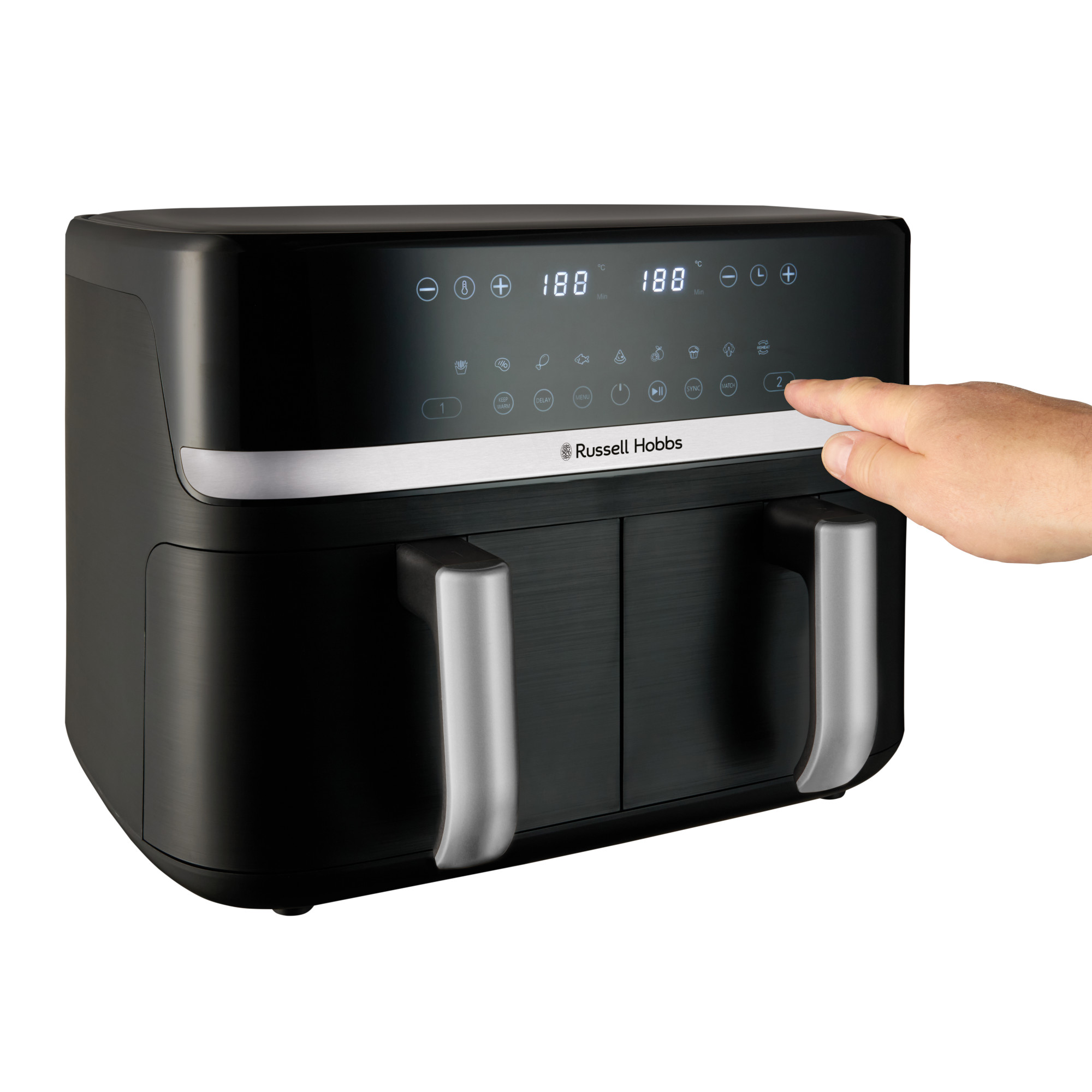 Schwarze Heißluftfritteuse mit Touchscreen-Display, Hand drückt Knopf.