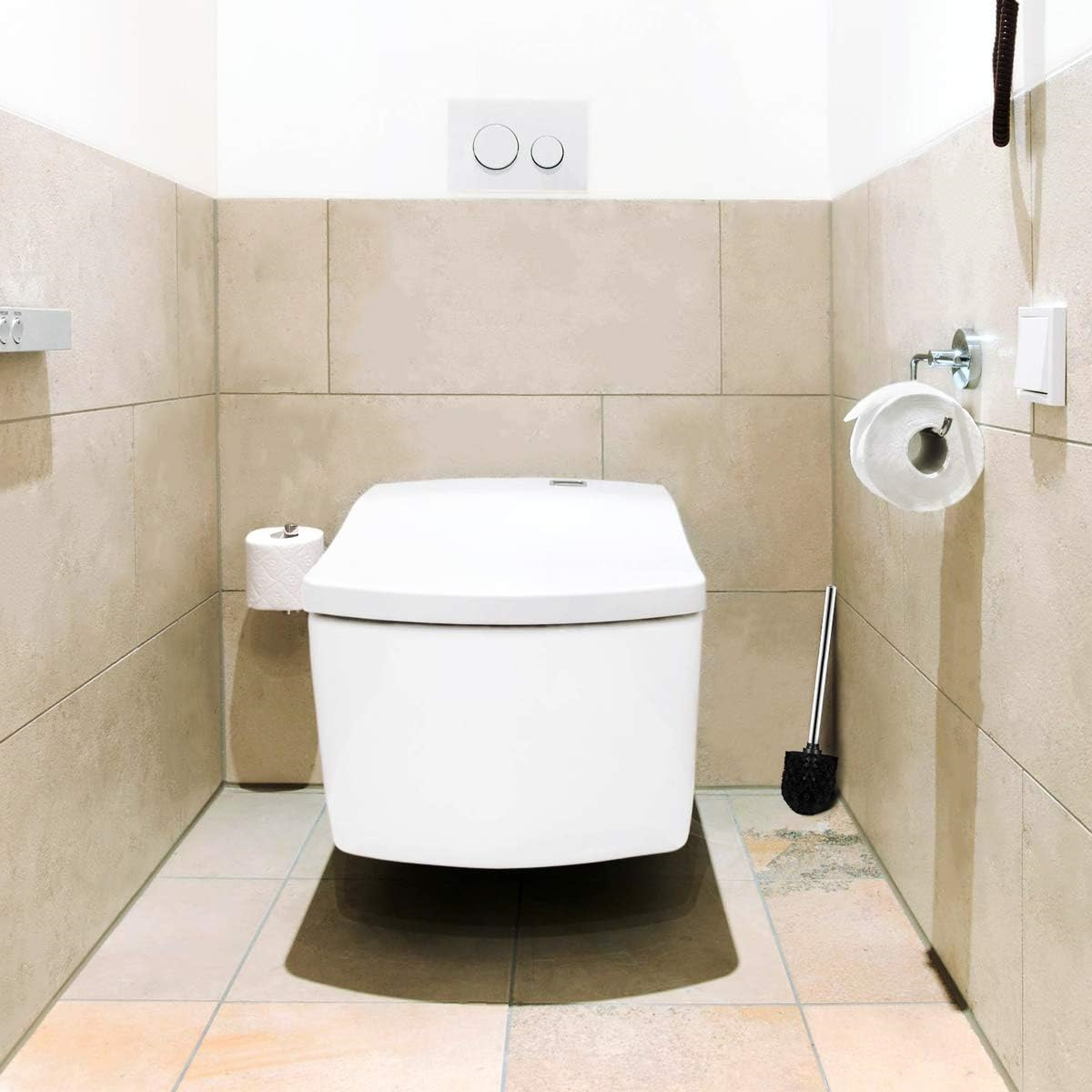 Weiße Toilette in beigefarbenem Badezimmer. Toilettenpapierrolle und Bürste sichtbar.