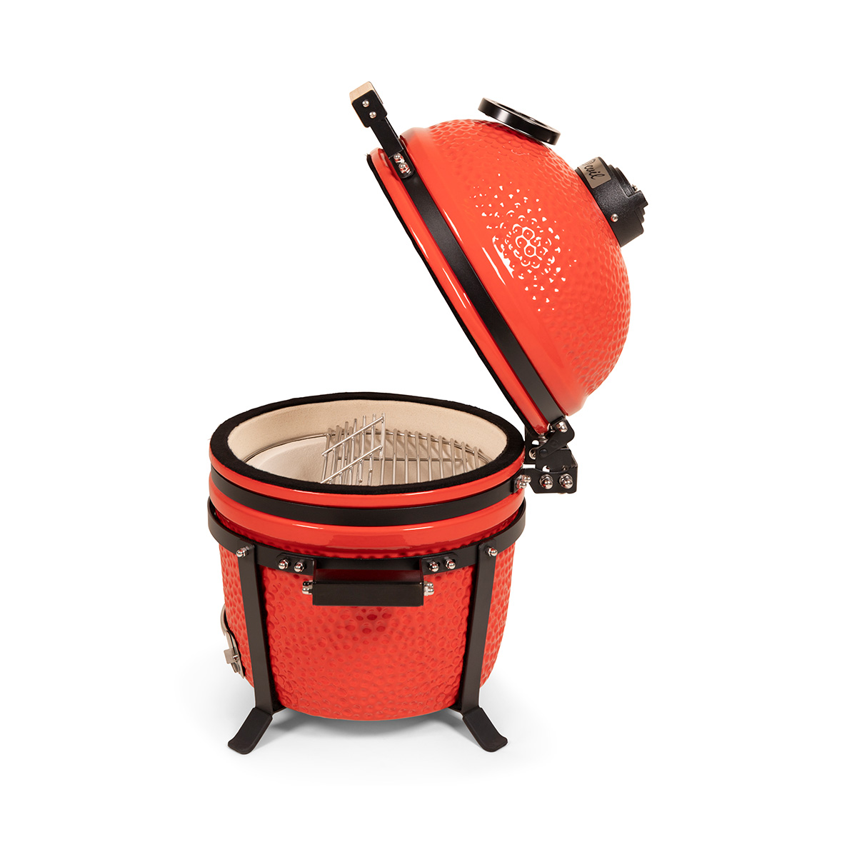 Rode en zwarte Kamado-grill met open deksel, op een witte achtergrond.
