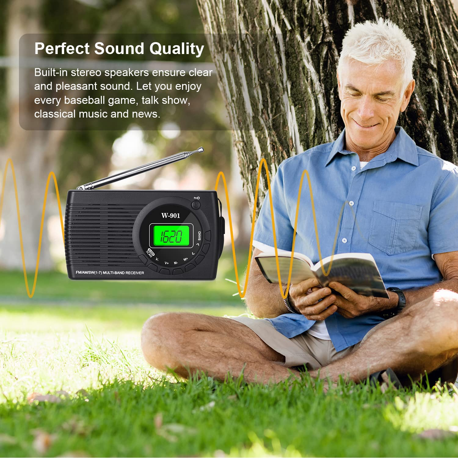 Mann liest Buch, Radio spielt. Grünes Gras, Baum und ein schwarzes Radio mit grünem Display.