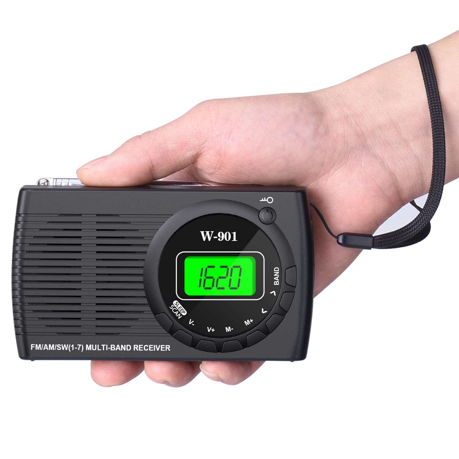 Hand hält ein schwarzes Radio mit grünem Display, das '1620' anzeigt. Inklusive einer Handschlaufe.