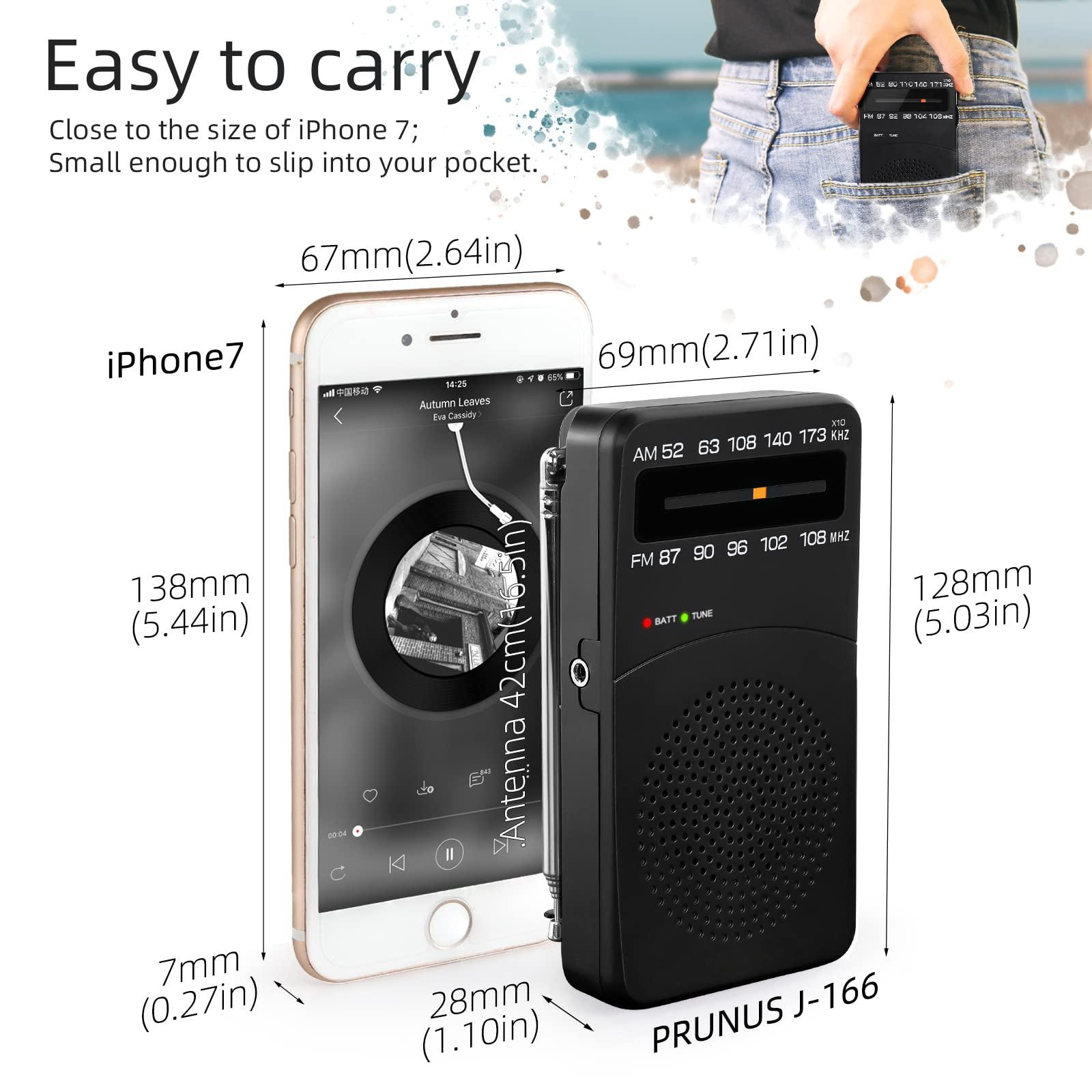 Ein schwarzes tragbares Radio neben einem iPhone 7. Das Telefon zeigt eine App-Oberfläche, und das Radio hat Abmessungen.