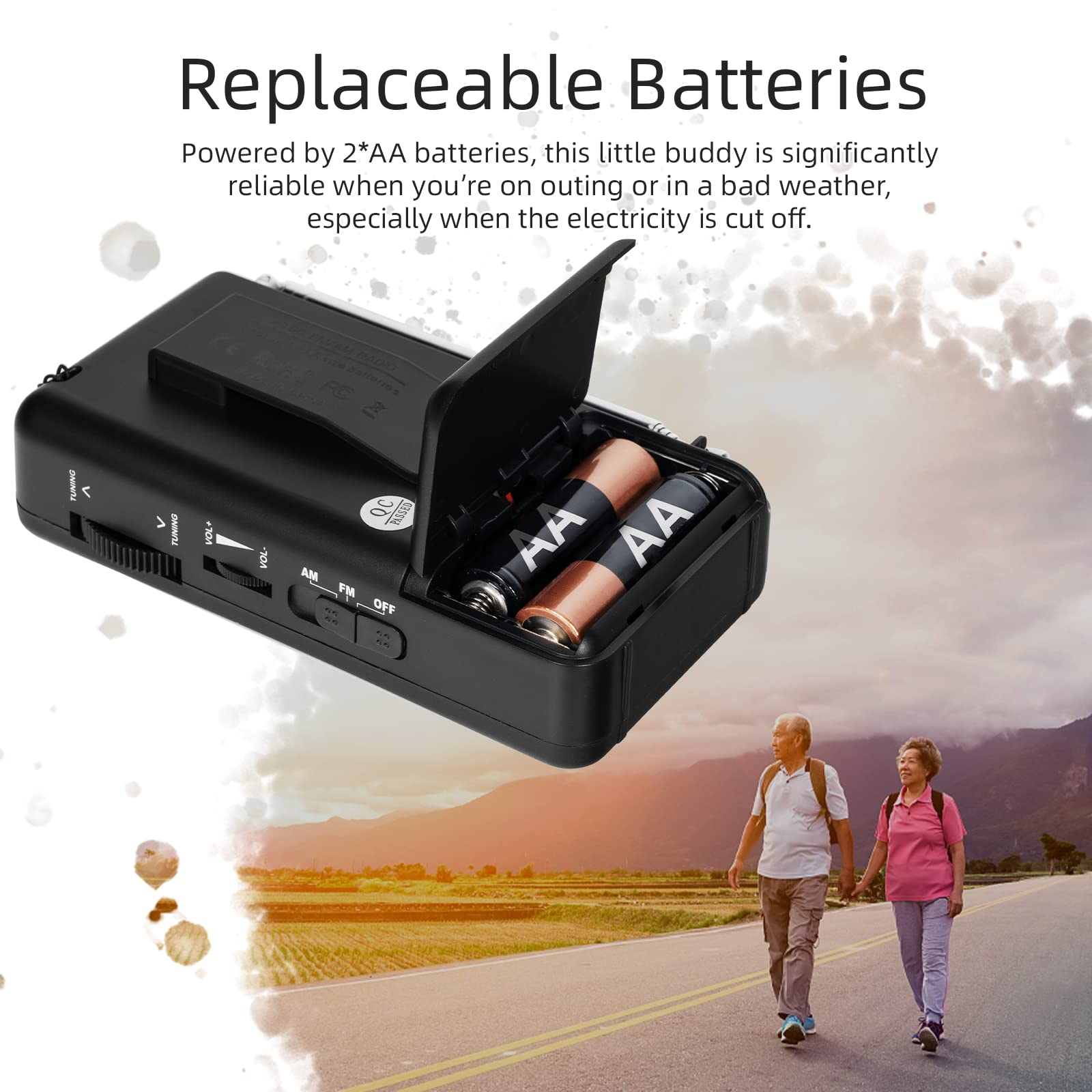 Schwarzes Radio mit offenem Batteriefach mit Batterien. Zwei Personen gehen auf einer Straße.