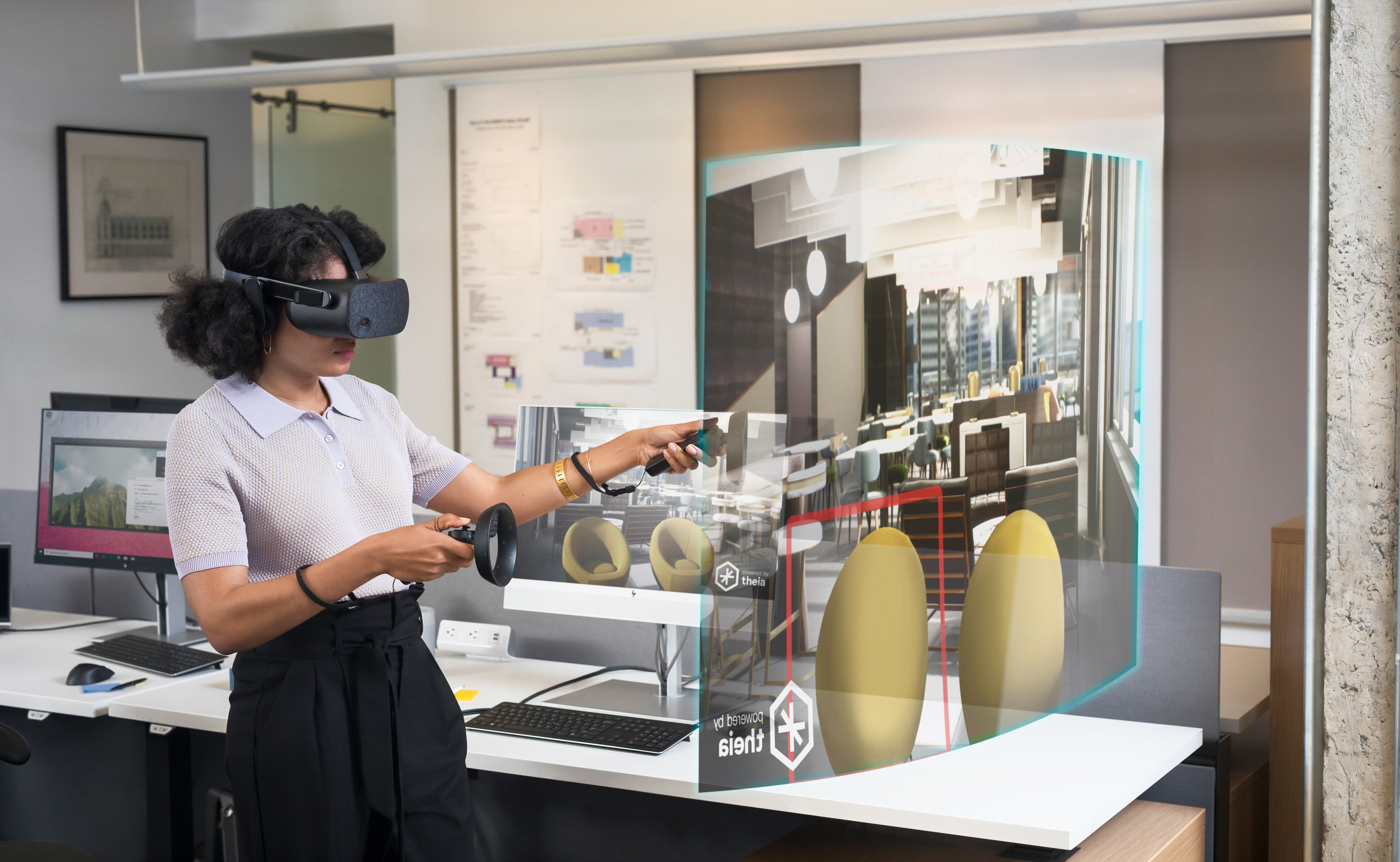 Donna con visore VR che interagisce con un'interfaccia di progettazione virtuale in un ufficio.