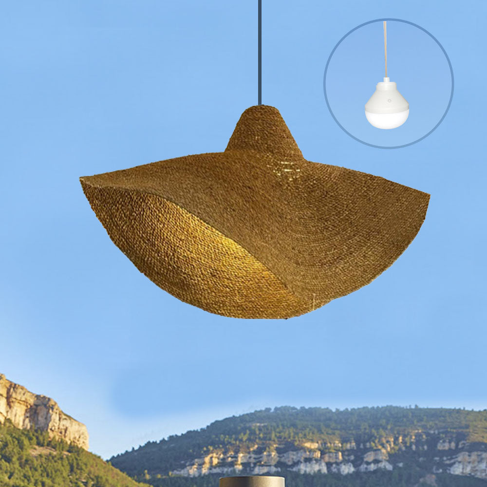 Eine braune, gewebte Lampe, die vom Himmel hängt, mit einer kleinen weißen Lampe in einem Kreis in der Nähe.