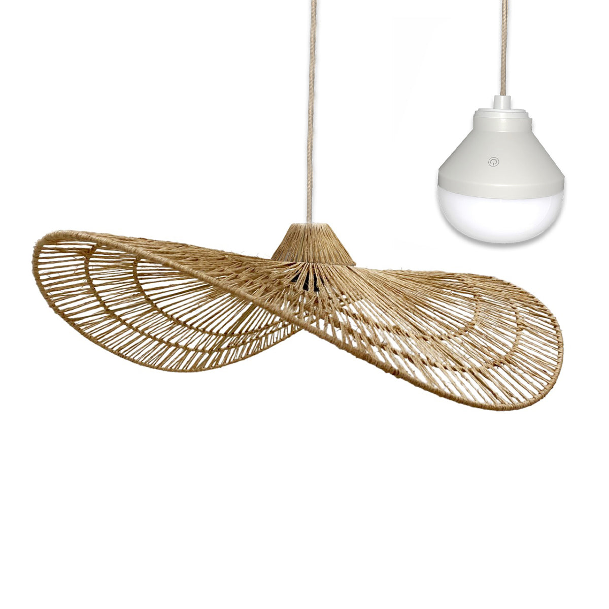 Zwei beige gewebte Lampen. Eine hat eine offene, breite Krempenform. Die andere ist eine weiße Glühbirne.