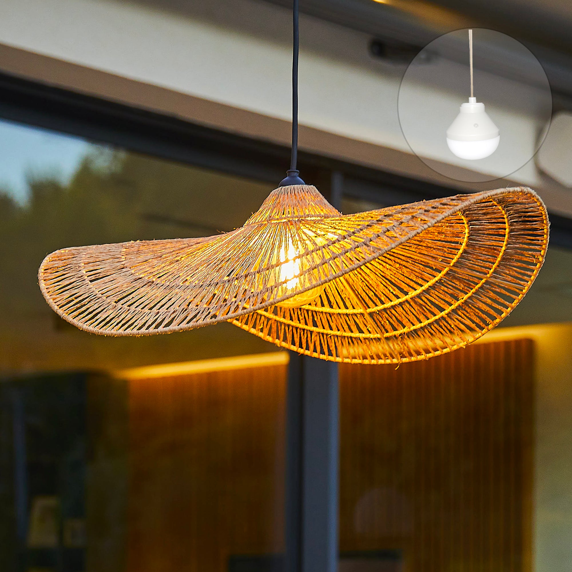 Eine hängende Außenlampe mit einem gewebten Schirm. Es gibt eine Vertiefung, die den Sockel der Glühbirne zeigt.