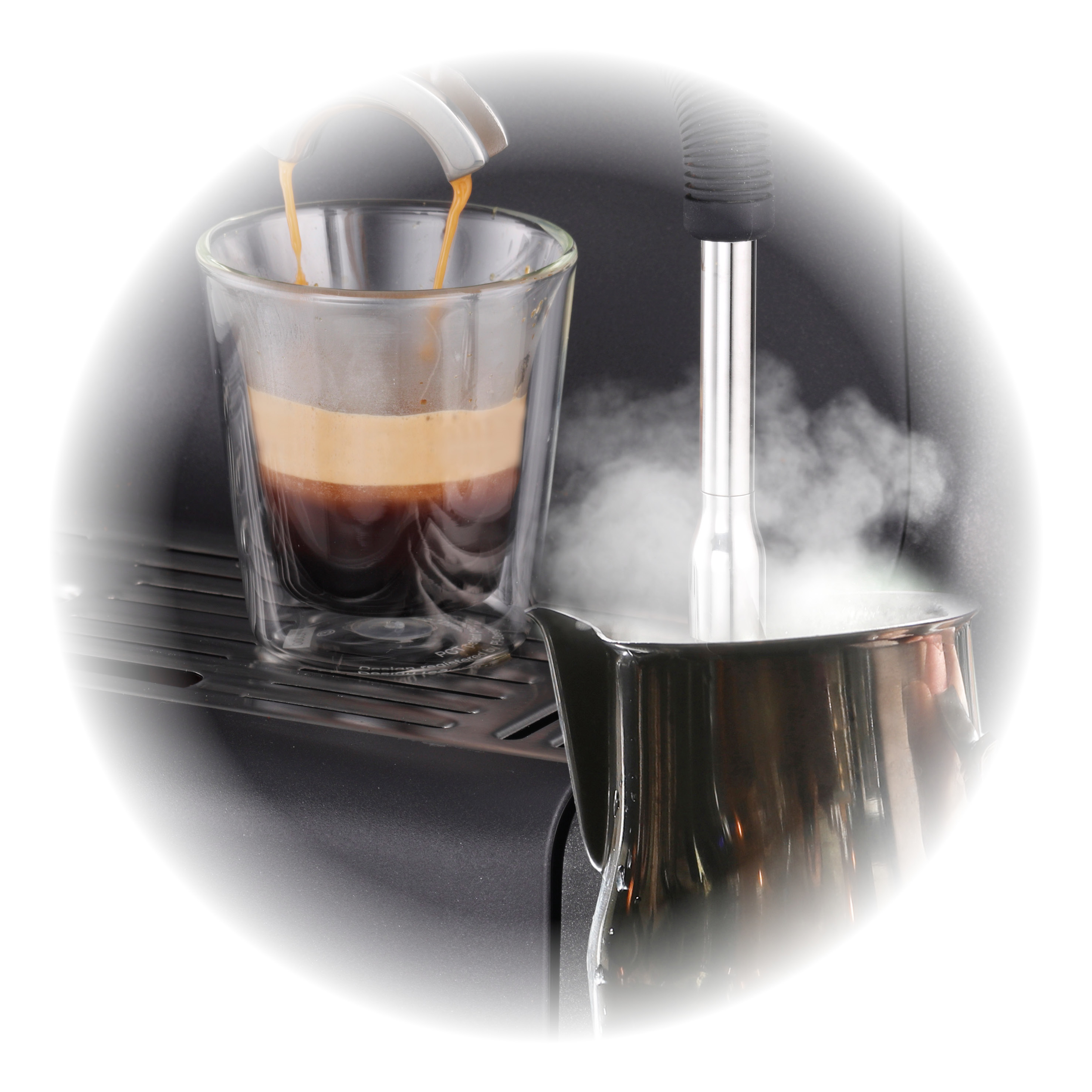 Espressomaschine mit einem sich füllenden Glas Kaffee. Dampf steigt aus einem silbernen Milchaufschäumer auf.