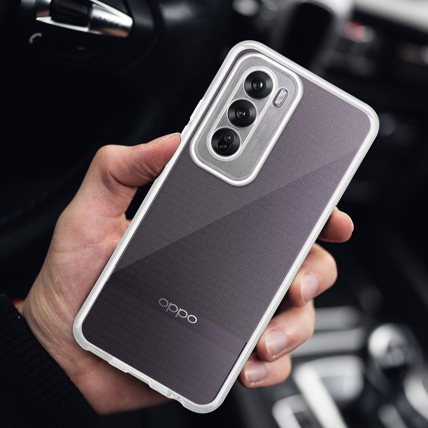 Eine Hand hält ein Telefon mit Hülle. Das Telefon hat drei Kameras.