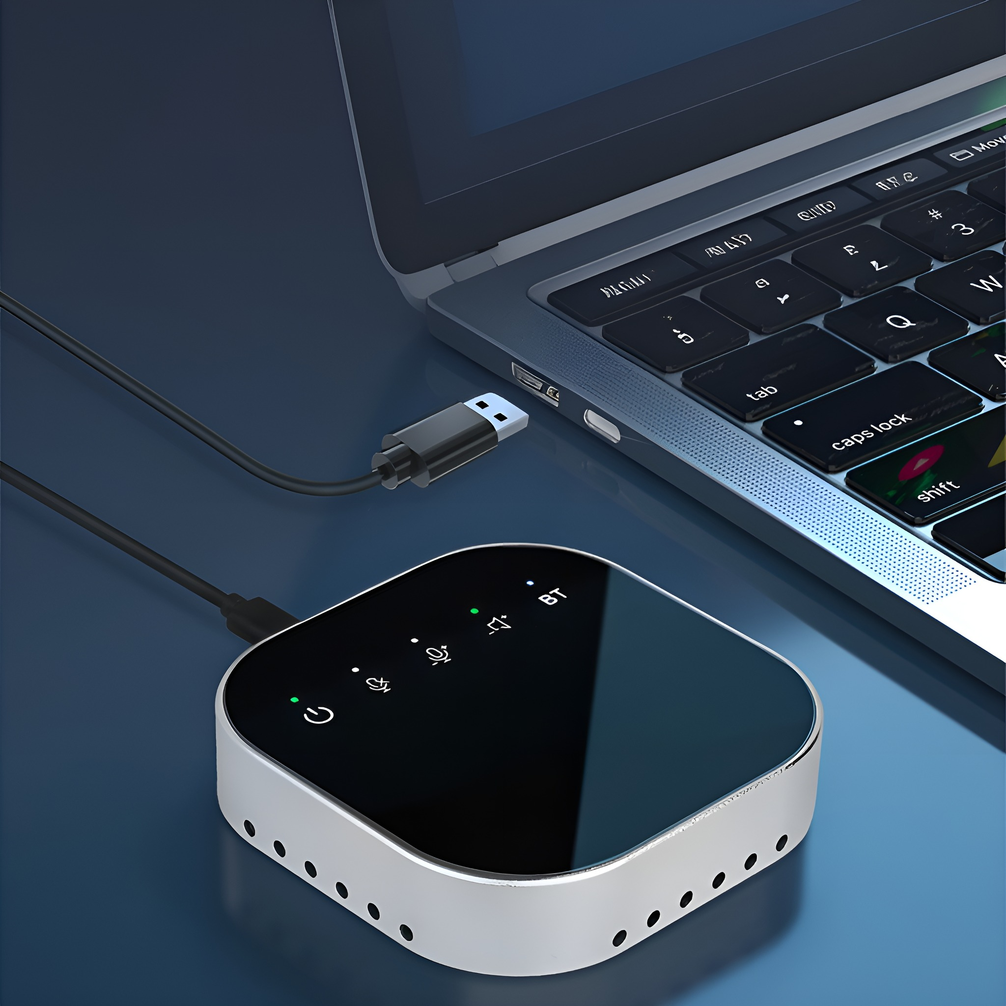 Ein USB-Audioadapter, der mit einem Laptop verbunden ist, mit LED-Anzeigen und einem Ein-Aus-Schalter.